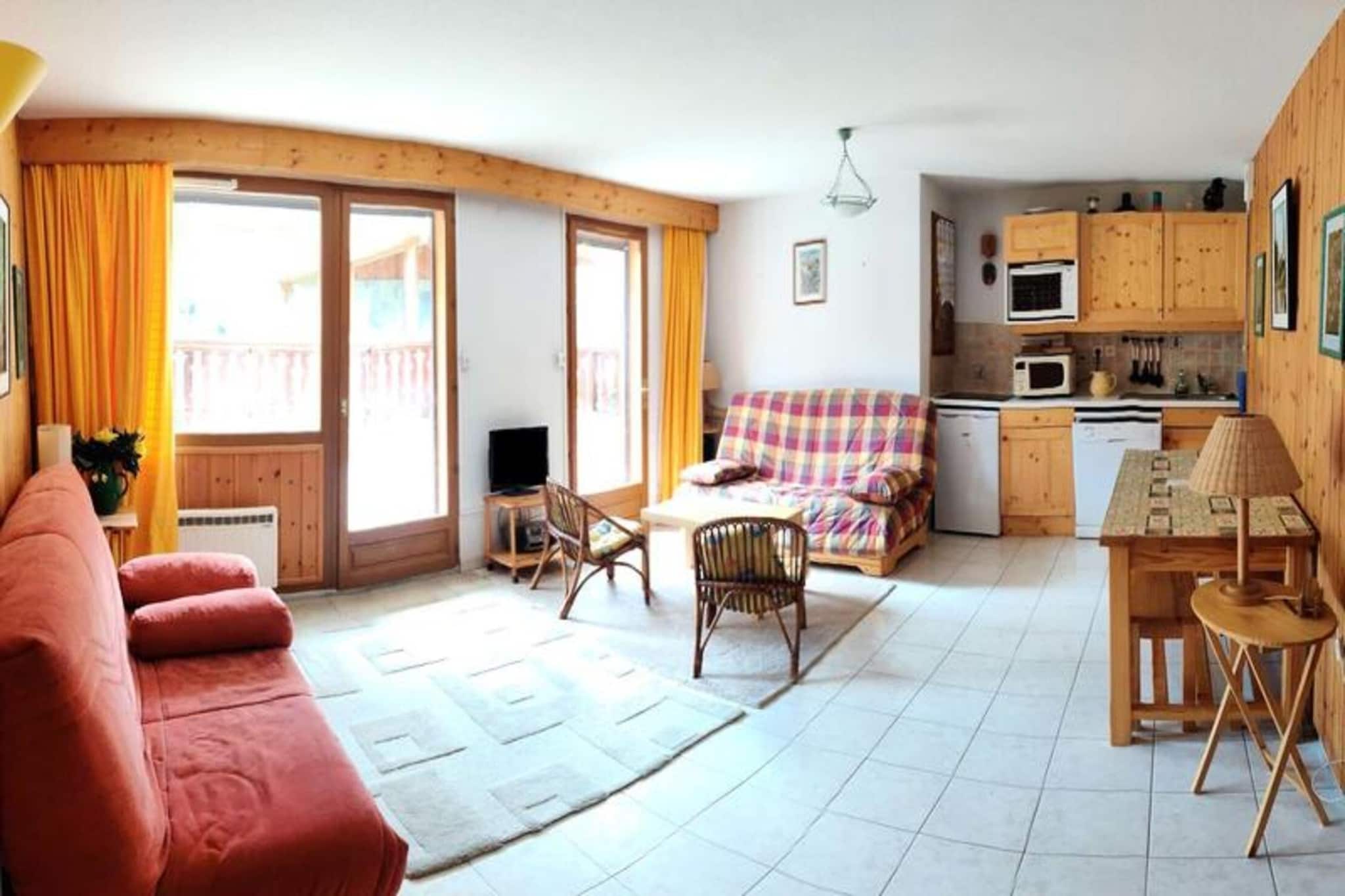This spacious and comfortable 3-room apartment, located just 200 meters from the slopes in the Vars resort, is the perfect base for your mountain vacation. With a generous living room featuring two convertible sofas, it easily accommodates up to six people. The open, fully equipped kitchen allows you to prepare meals in comfort, while the bedroom with a double bed and closet provides a restful retreat. A separate mountain corner with bunk beds is ideal for additional guests. The apartment also includes a bathroom and a terrace offering stunning views of the Eyssina ridge.

Vars is a popular resort known for its excellent skiing and outdoor activities. In addition to the nearby slopes, the resort offers a range of hiking and biking trails, perfect for exploring the beautiful mountain scenery in both winter and summer. The town center, just a short distance away, provides shops, restaurants, and services to make your stay even more enjoyable.

For your convenience, bed linen and towels are available at an additional cost, and the apartment is equipped with heating to ensure a cozy stay. End-of-stay cleaning is included, though tourist taxes and a credit card deposit are collected on-site.

