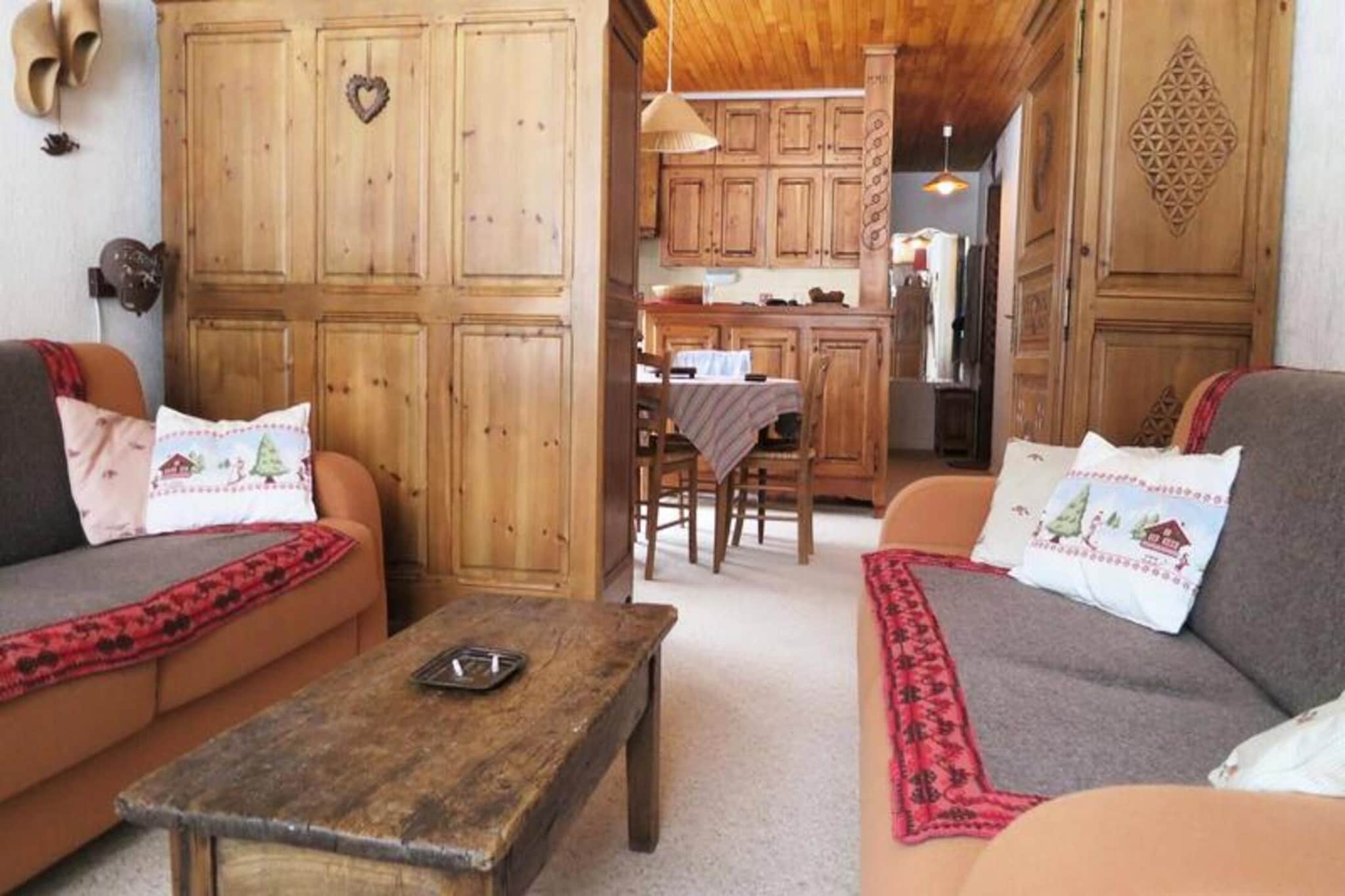 Boost your mountain vacation with this exceptional apartment located directly on the slopes, offering convenient access to all amenities. You can ski in and out with ease, while being just 20 meters from the chairlift, shops, and services like supermarkets, banks, snowmobiles, and ski schools. The 35m² apartment is located on the lower floor of the Luberon building, ideal for 5 guests.

The apartment features a mountain corner with a 1-person bunk bed and a double bed, an open kitchen and living room with a two-seater sofa bed, and a bathroom with a shower cubicle and separate toilet. It also includes a television, ski locker, and heating.

Please note that bed linen and towels are not provided and are available at an additional cost. Tourist taxes and a credit card deposit are payable on-site. End-of-stay cleaning is included in the rental.