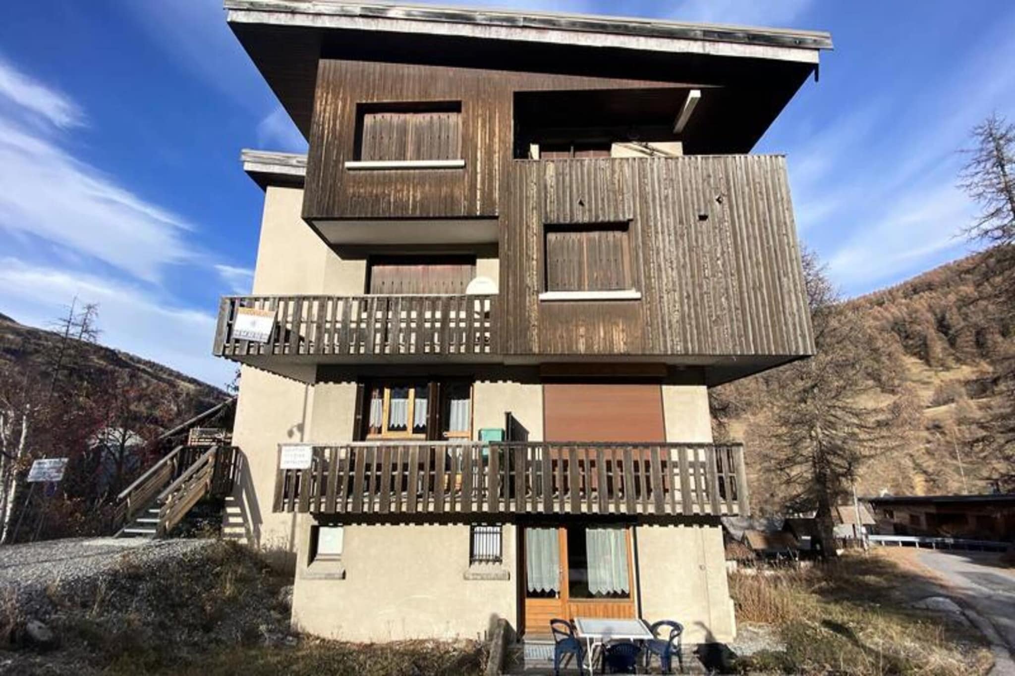This charming studio cabin, located in a convenient residence near the Vars Risoul area, offers a comfortable and practical setting for a mountain getaway. The apartment features a living room with a convertible sofa bed (160 cm), an open, fully equipped kitchen, and a mountain corner with bunk beds. Guests can enjoy a balcony with views, perfect for relaxing after a day on the slopes. The studio can accommodate up to 4 people and includes a dedicated parking space. The property holds a 3-star classification, making it a great choice for those seeking a well-located and functional space for their stay.

Situated just 100 meters from the slopes, this apartment provides easy access to the ski area and is within walking distance to essential amenities, including the ESF (French Ski School), restaurants, shops, and the tourist office. The central location ensures that guests can fully immerse themselves in the local ski culture and enjoy the vibrant atmosphere of the Vars Risoul region. While the property is close to all major attractions, it is also designed to offer a peaceful retreat at the end of each active day.

Inside, the studio is equipped with practical amenities to ensure a comfortable stay. The kitchen is fully functional for preparing meals, and the bathroom is fitted with essential facilities. Services provided include end-of-stay cleaning, though bed linens and towels are available for an additional charge. Please note that tourist taxes and a credit card deposit are payable on-site. The apartment is not accessible to people with reduced mobility.