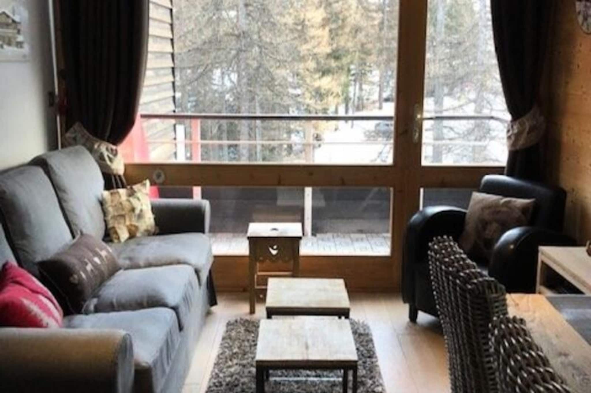 This charming 34m² apartment, located in the Point Show sector of the Vars ski area, offers a perfect blend of comfort and convenience for up to 4 people. Situated in a ski-in/ski-out residence, the apartment features a cozy living and dining area, a fully equipped kitchen, a bedroom with a 160x200 double bed, and a second bedroom with bunk beds. A shower room, separate toilet, and a balcony overlooking the slopes complete the property.

Ideal for winter sports enthusiasts, this apartment is located in the heart of the Claux resort, making it a fantastic base for skiing. The residence’s chalet-style atmosphere adds to the mountain charm, ensuring a relaxing and enjoyable stay.

Optional services, such as bed linen and towels, are available at an additional cost. The tourist tax and a credit card deposit are payable upon arrival. End-of-stay cleaning is included, and heating is provided throughout the apartment for comfort during your stay.