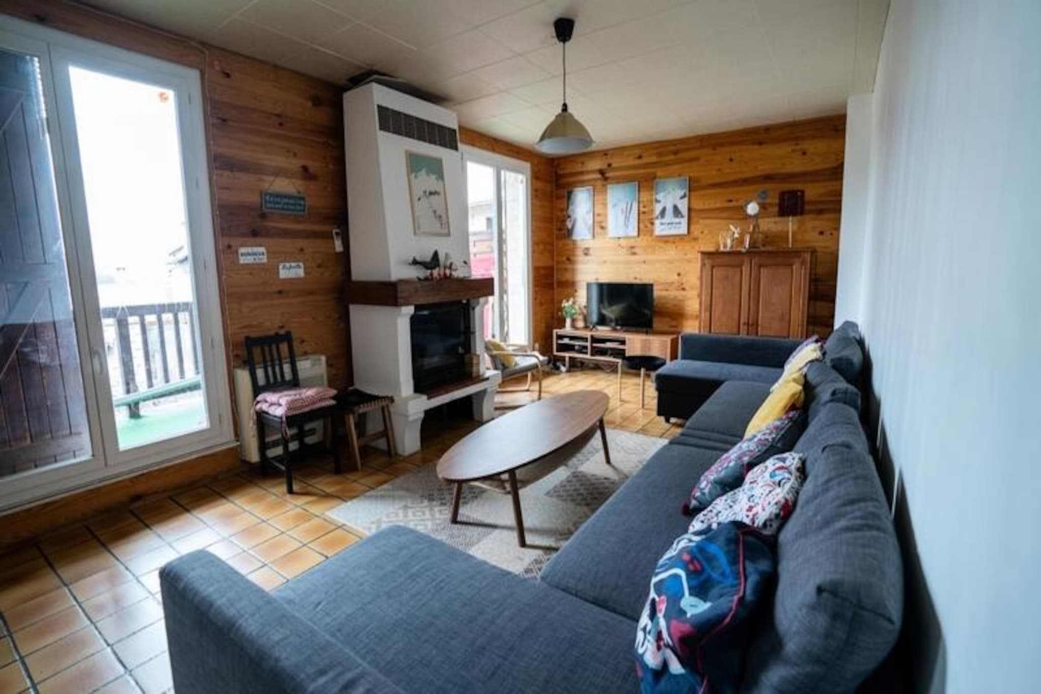 This is a spacious 136 m² duplex located just 5 minutes by shuttle from the Vars Ste Marie ski lifts and 10 minutes from the lively center of Les Claux resort. This charming chalet combines rustic mountain style with modern amenities, making it the perfect place to relax after a day on the slopes. The property offers a large living room, fully equipped kitchen, five cozy bedrooms, two bathrooms, and a separate toilet, providing ample space for up to 12 guests. The covered terrace offers stunning mountain views, while the balcony provides a sunny spot to unwind.

The location is ideal for both winter and summer activities, with easy access to the ski slopes, hiking trails, and nearby attractions. The vibrant village center, with shops, restaurants, and entertainment, is just a short distance away. After a day of skiing or exploring, return to your peaceful retreat at Chalet Les 3 Porches for the perfect mountain escape.

Guests will appreciate the covered parking space and shuttle access, allowing you to park your car and enjoy a hassle-free stay. The chalet includes a washing machine for added convenience. The living room features comfortable seating for 10, and the kitchen offers an American-style layout with a table for family meals. 


