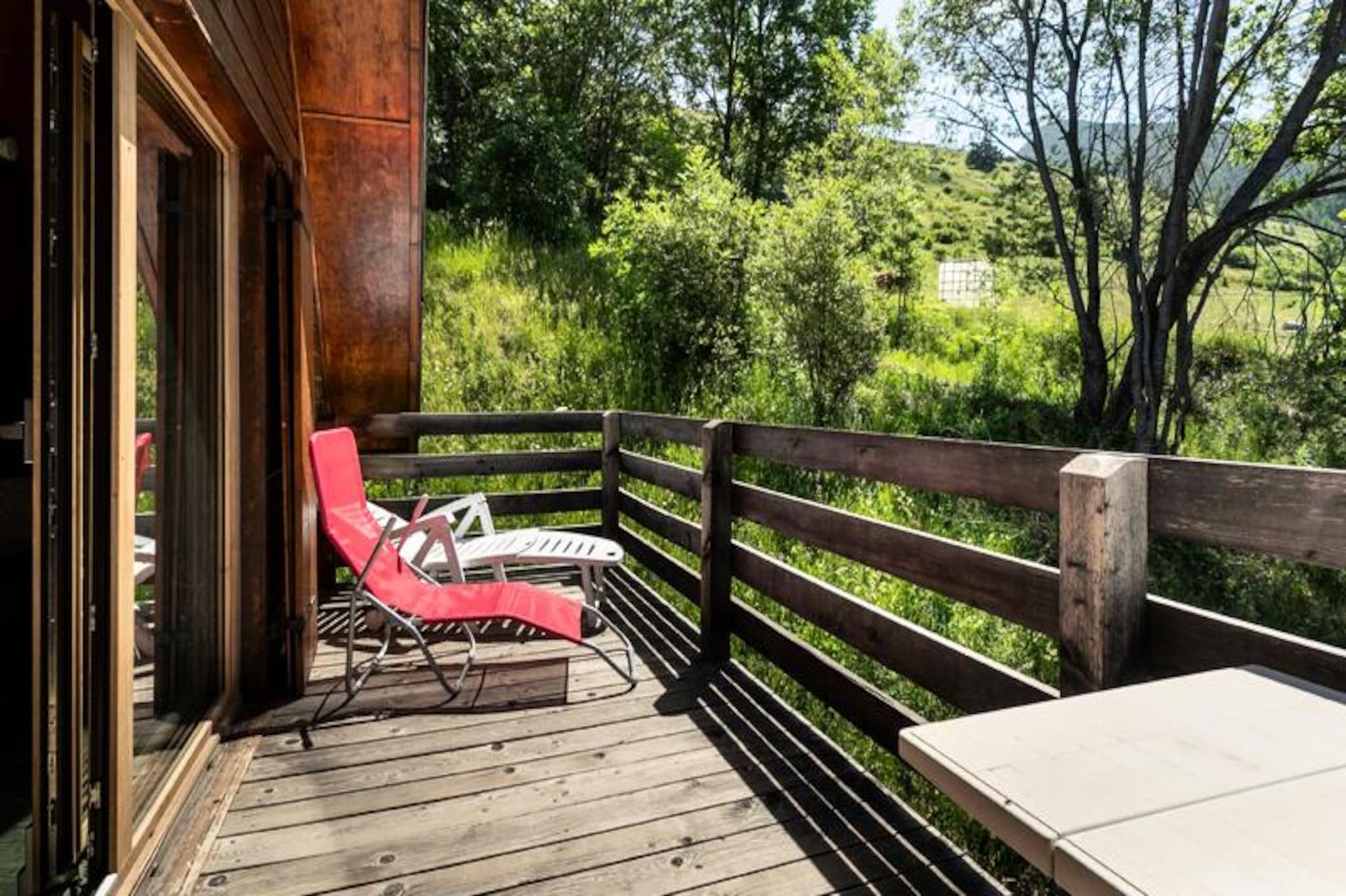 This charming vacation rental is located in the tranquil Sainte Catherine area of Vars, offering stunning views of the valley. The peaceful setting is perfect for relaxation, while still being within easy reach of the resort's amenities. The nearest ski lifts and shops are approximately 500 meters away, making it convenient for guests to access the slopes and local services. The rental includes a balcony with panoramic views and ample parking space, with 2 to 3 outdoor parking spots available, plus a private space in a closed garage.

During your stay, enjoy the nearby attractions such as the charming village of Vars and the extensive ski slopes. Please note that the Sainte Marie chairlift will be closed for summer 2023/2024 renovations, but other lifts remain accessible for winter sports enthusiasts.

The chalet spans two levels and offers a spacious 47 m² of living area. The living room features two sofa beds, one of which has a pull-out bed suitable for children, while the mezzanine includes two additional beds. The dining area is equipped with a table and seating for four, and the open kitchen ensures you can prepare meals with ease. The bedroom is furnished with double bunk beds, accommodating up to four guests. A modern bathroom with a shower and WC completes the space.

