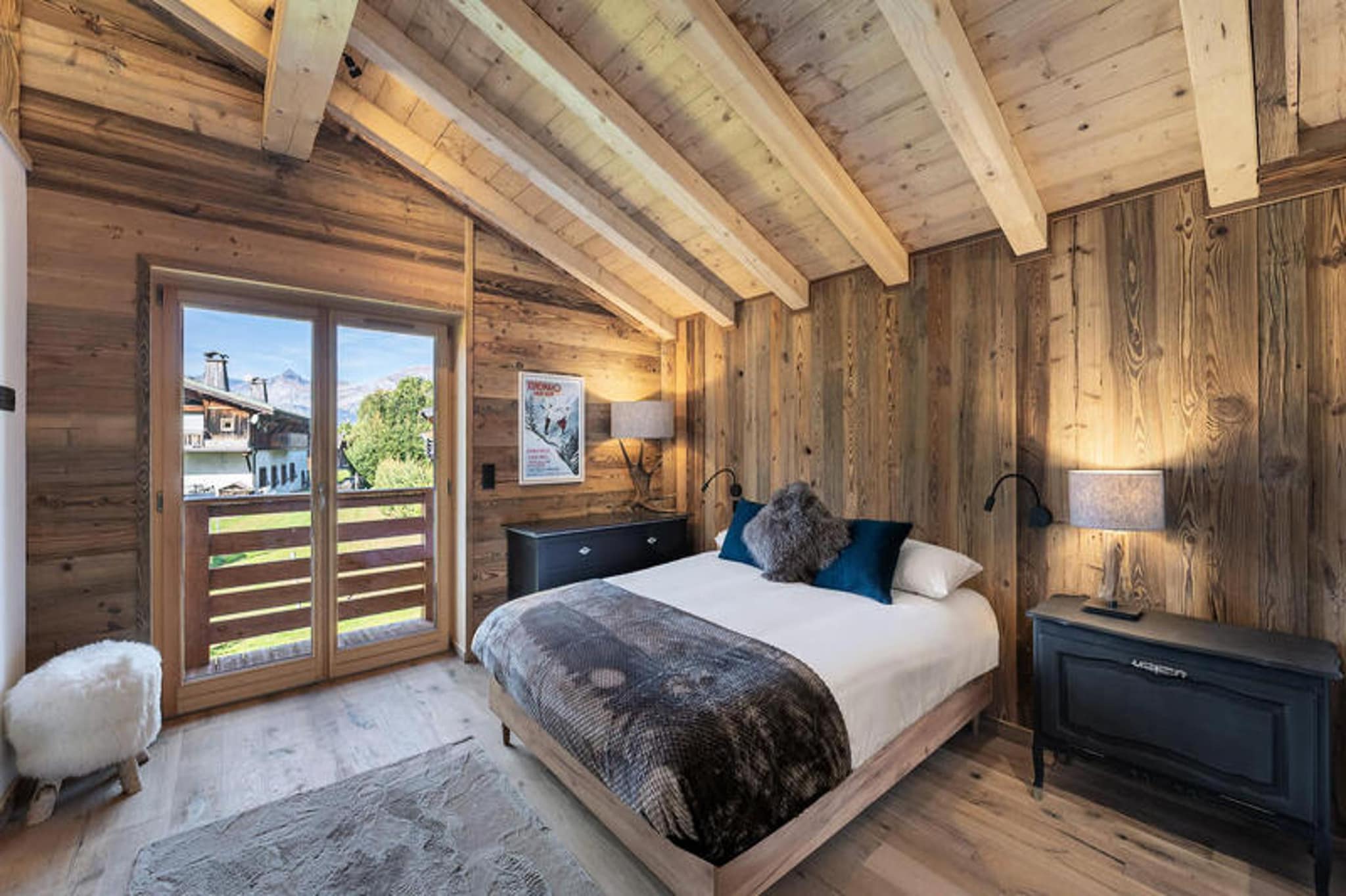 This spacious 100-square-meter apartment, located just minutes from the center of Megève, comfortably accommodates up to 4 adults and 2 children. It features a bright living room with access to a large balcony, perfect for enjoying the sun. The apartment offers two double bedrooms, each with a double bed, wardrobe, and one with an en-suite bathroom. A children's bedroom with a bunk bed, a second bathroom with a shower, and separate toilets provide added convenience. The apartment includes 2 garage spaces, a ski locker, and is non-smoking with no pets allowed.

Ideally situated near the village center, guests can easily access local shops, restaurants, and attractions. Though the apartment does not have Wi-Fi, 4G boxes are available on-site for internet access, ensuring you stay connected during your stay.

The apartment is fully equipped with essential services such as welcome amenities, bathroom products, and linens, with beds made upon arrival. Regular cleaning is provided twice a week, and end-of-stay cleaning is included. Additional services such as tourist tax, cleaning on request, and concierge services are available for an extra charge. A deposit of €2,500 is required, refundable within 15 days if no damages are reported.