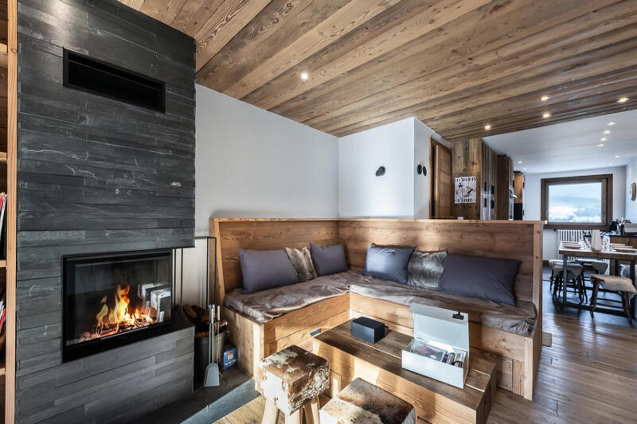 This beautifully renovated 90m² apartment in the Residence Neige d'Arbois, located in Mont d'Arbois, is the perfect retreat for a mountain vacation. Ideal for families or groups of friends, the apartment accommodates up to 7 guests with 2 double bedrooms, a third bedroom with a double bed and single mezzanine bed, and 2 bathrooms. The spacious living area, flooded with natural light, includes a cozy fireplace lounge, a dining area, and a reading corner. A fully equipped kitchen allows for easy meal preparation, while the balcony offers stunning views of the surrounding mountains, perfect for relaxing after a day of skiing. 

The residence is ideally situated with easy access to the village center and Mont d'Arbois ski lifts. A free shuttle service, with a bus stop just a few meters away, provides convenient transportation to the slopes and local amenities. 

Megève is renowned for its charming village, ski resort, and alpine beauty. In addition to skiing, guests can enjoy nearby attractions such as snowshoeing, hiking, and the picturesque village center filled with shops, restaurants, and cafes. The area’s reputation as a winter wonderland makes it an exceptional destination for a peaceful yet active getaway in the French Alps.