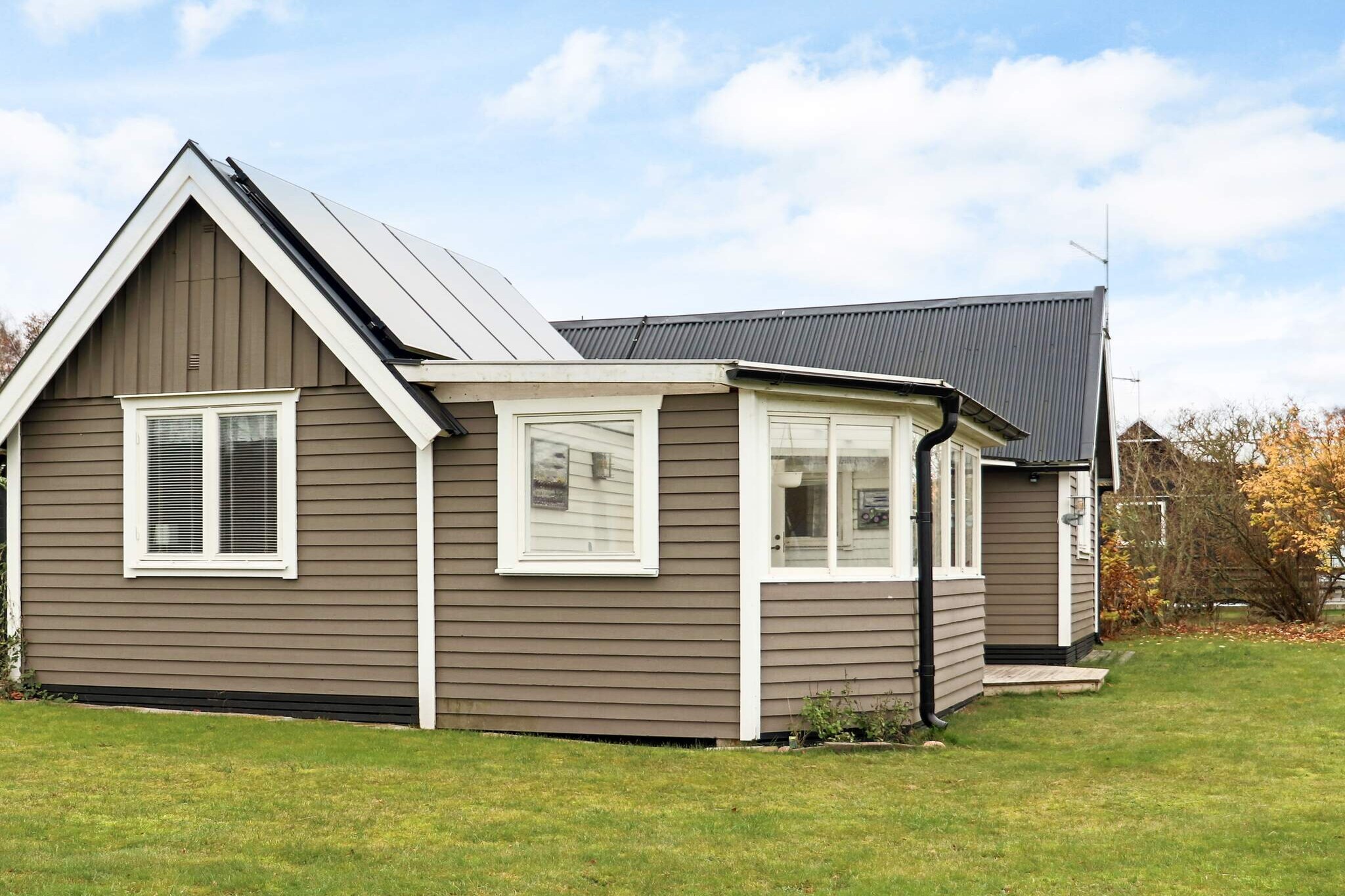 Annex: (2x bunk bed)\n\nopen kitchen(cooker(electric), coffee machine, microwave, fridge-freezer, washing machine), Living/bed room(single folding bed, TV(swedish TV channels)), bedroom(2x single bed), bathroom(washbasin, shower, toilet), heating(electric), garden, garden furniture, parking, solar energy, air to air heatpump