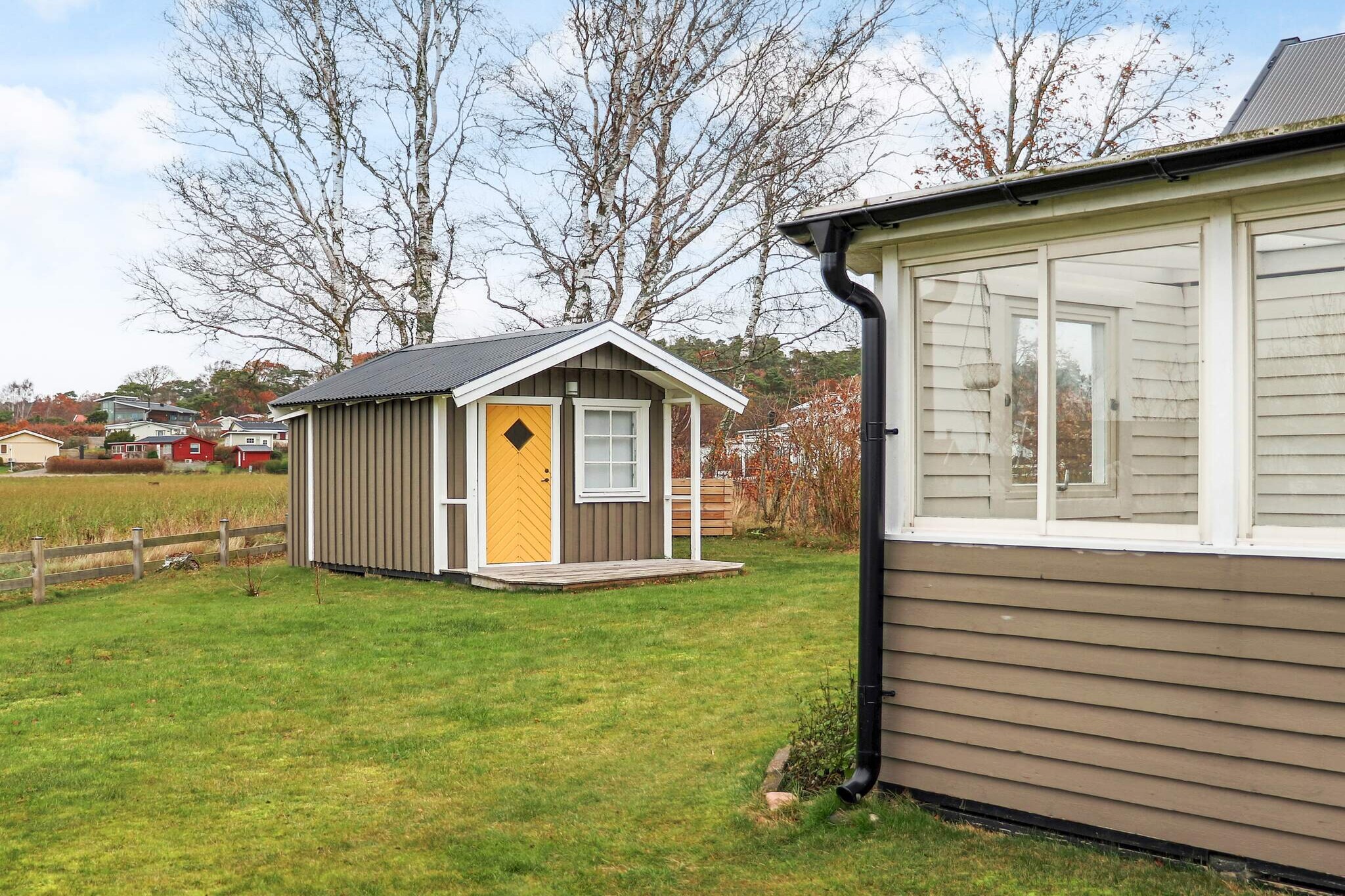 A fresh and well-planned holiday home in a quiet cottage area near the sea and with scenic surroundings. The cottage is the last house in the row, surrounded by greenery and with a view of meadows and the coast at Skrea beach. It is a short walk to the beach. All the way along the beautiful stretch of coast there are nice cycle paths into Falkenberg. To the south there is a beautiful nature reserve and more bathing spots. An excellent choice for the smaller family. The cabin's entrance is from the glazed conservatory. There is spacious seating and a barbecue. In the cottage there is a dining room for both party games and meals. The kitchen is well equipped, open to the living room which has a sofa bed (120 cm) and a TV with Swedish channels. There is also a combined washing machine and dryer here.The bathroom has a shower. In the bedroom there are two single beds. The adjacent annex has a bunk bed. The spacious plot has room for all the family's activities. You can get to the summer town of Falkenberg on nice cycle paths, by bus or with just a short drive. There are many nice little cafes, restaurants and shops here. The fine, large sandy beach at Skrea quickly fills up with bathers in the summer. In the southern part there is a beautiful nature reserve with walking paths in the undulating dunes. Feel free to pay a visit to the small town of SlÃ¶inge, which has both a well-known bakery and cafÃ©, an ice cream factory with service and a brewery with outdoor seating. There are several golf courses nearby. The closest is Falkenberg's fine golf club. For those interested in fishing, the opportunity is available both in SuseÃ¥n, in Ã„tran and in the sea. A fishing license is required in Ã„tran and SuseÃ¥n.