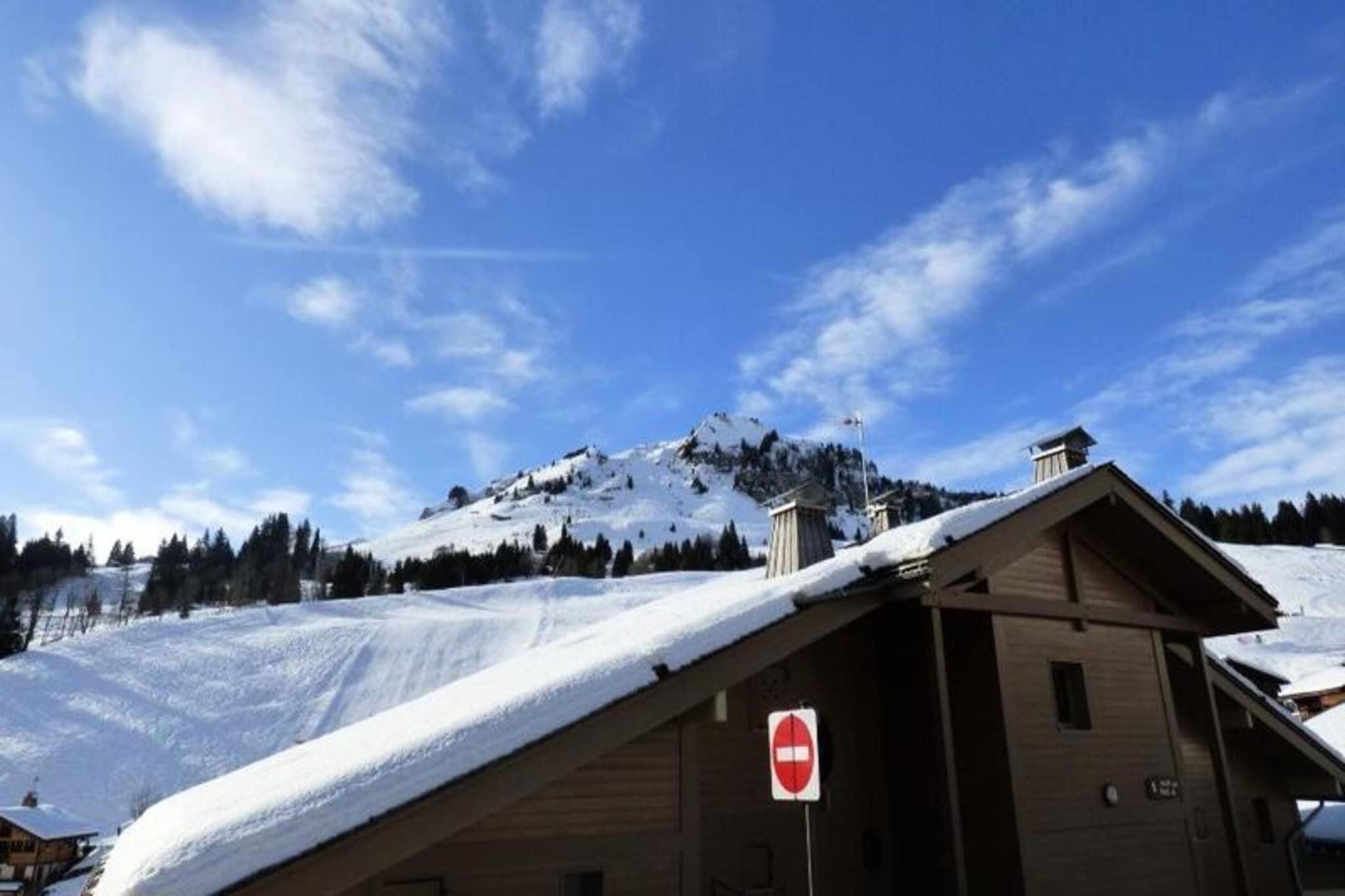 This modern apartment is an ideal retreat for families or small groups, accommodating up to 6 people. Situated in a prime location, just steps away from the ski slopes, shops, and the toboggan run, it's perfect for enjoying both winter and summer activities. 

For convenience, the apartment offers easy access to nearby amenities, with Annecy SNCF train station just 32 km away, Geneva Airport 52 km away, and Lyon Airport 155 km away. Whether you’re visiting in winter for skiing or in summer to explore the region, the location is ideal. Don’t forget to explore the local shops and enjoy the nearby toboggan run, which is especially fun for children. 

The apartment features a well-equipped open kitchen, a cozy living room with a convertible sofa, a bedroom with a double bed, and a mountain corner with bunk beds. It also includes a bathroom with a bathtub, separate WC, and a balcony with a south-facing view of the slopes, making it a relaxing spot to unwind after a day of adventure. Please note that sheets, towels, and tourist taxes are not included.