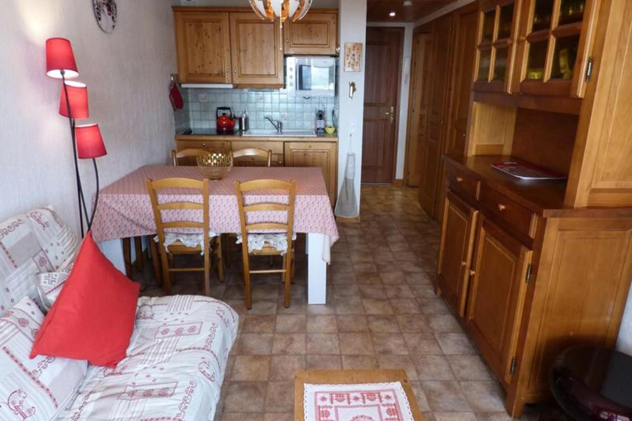 This modern apartment in the Pistes du Soleil C residence offers a prime location in the heart of Chinaillon village, just steps away from the ski lifts, making it perfect for a family ski getaway. 

For those looking to explore the area, the apartment is conveniently located just 32 km from Annecy SNCF train station and 52 km from Geneva Airport, while Lyon Airport is 155 km away. Chinaillon is a charming alpine village with direct access to the ski slopes in winter and offers a variety of outdoor activities year-round, including hiking, mountain biking, and more. Enjoy the best of both worlds with a relaxing, well-equipped base and easy access to the beautiful scenery and activities that the region has to offer.

The apartment features an open-plan kitchen and living area, creating a spacious, welcoming atmosphere. It includes a cozy bedroom with a double bed (140 cm), as well as a cabin room with two sets of bunk beds (80 cm), ideal for children. The bathroom is equipped with a bathtub, and there is a separate WC for added convenience. A south-facing balcony offers stunning views of the slopes, perfect for enjoying a sunny day.