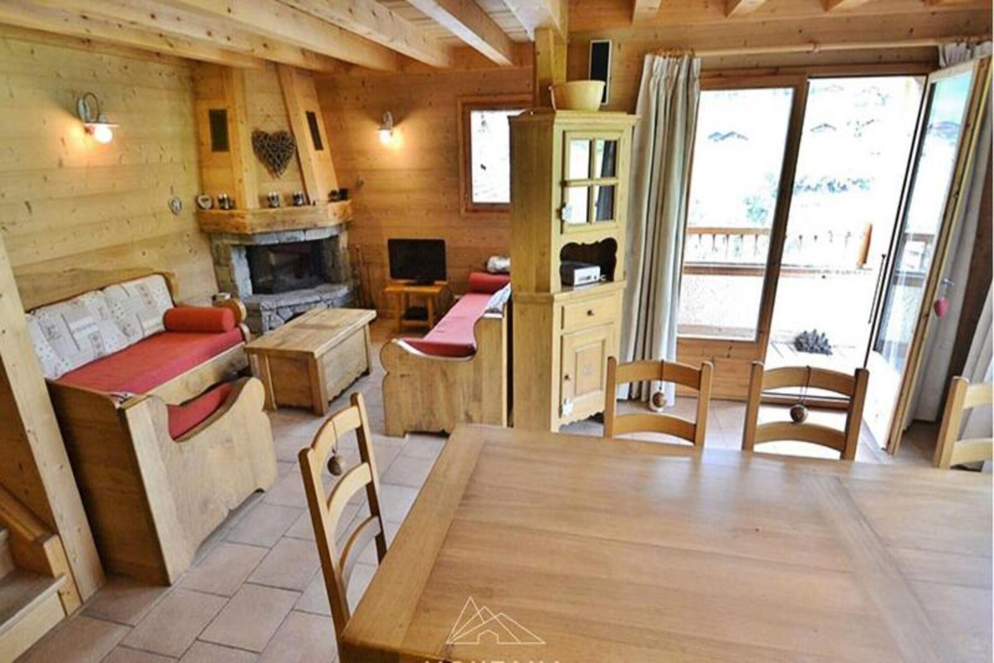 This spacious apartment, located in the heart of Chinaillon, offers a comfortable retreat for up to 8 guests. Situated in a traditional chalet divided into three high-end apartments, it provides direct access to the slopes and hiking trails. The apartment features three well-appointed bedrooms and a cabin, making it perfect for families or groups of friends. The ground floor includes a laundry room with a washing machine, dryer, and ski room with a shoe dryer and clothes dryer.On the first floor, you'll find an open-plan living and dining area, a fully equipped kitchen, a bathroom with a shower, and a cabin with two bunk beds. A terrace provides additional outdoor space to enjoy the surroundings. Upstairs, the apartment boasts a master bedroom with a double bed, two additional bedrooms each with two single beds, and a bathroom with a bathtub and separate WC.

Located at the foot of the slopes, this apartment is a perfect base for skiing, snowboarding, and hiking. In summer, explore the stunning mountain trails, while in winter, enjoy easy access to skiing and other winter sports. The village of Chinaillon offers a selection of local shops, restaurants, and cafés to enjoy après-ski or a quiet evening out.

For your convenience, an outdoor parking space and a closed garage are provided. Please note that sheets and towels are not included, and a tourist tax is applicable for adults.