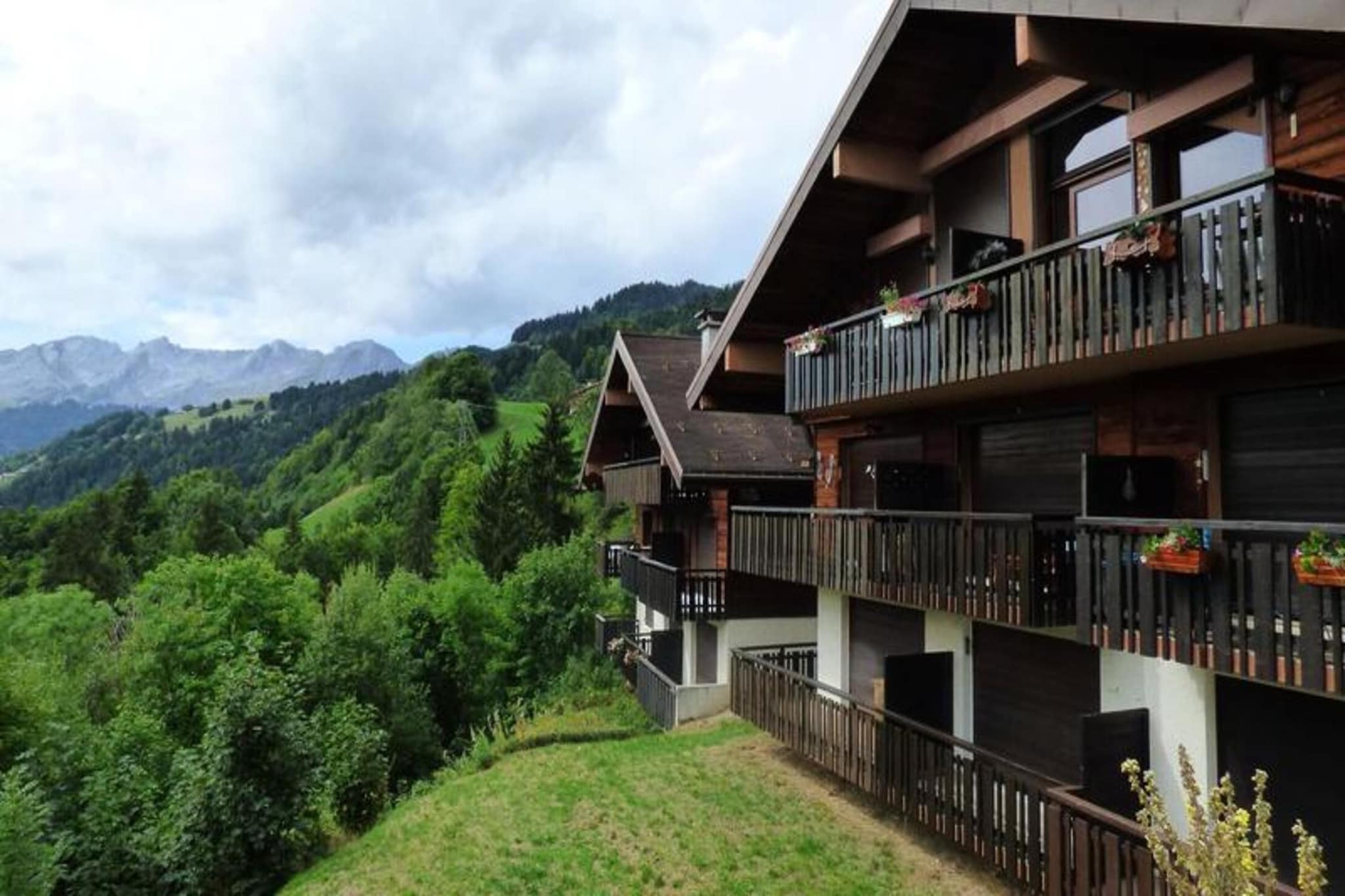 
This cozy studio, located in the Crêt des Roches Residence, offers a peaceful retreat for up to 4 guests. Spanning 30m², the apartment includes a living room with a 140 cm BZ sofa and a separate cabin area with bunk beds (2 x 90 cm). The fully equipped kitchen is open to the living space, providing everything needed for a comfortable stay. The studio also features a bathroom with a shower and toilet. A balcony with south-east exposure offers lovely views and a tranquil setting. Please note that sheets and towels are not provided, and the tourist tax must be paid by adults.

The residence is situated in a quiet area, 1300 meters from local shops and 1100 meters from the ski lifts. For added convenience, a shuttle stop is just 80 meters away, ensuring easy access to the resort's amenities. The location is also well-connected, with Annecy SNCF train station 32 km away, Geneva Airport 52 km, and Lyon Airport 155 km, making it easy to reach from major transport hubs.

The studio is designed with comfort in mind, with heating to keep the space cozy year-round. The peaceful surroundings, combined with the apartment's modern renovation and lovely view, provide an ideal environment for relaxation.
