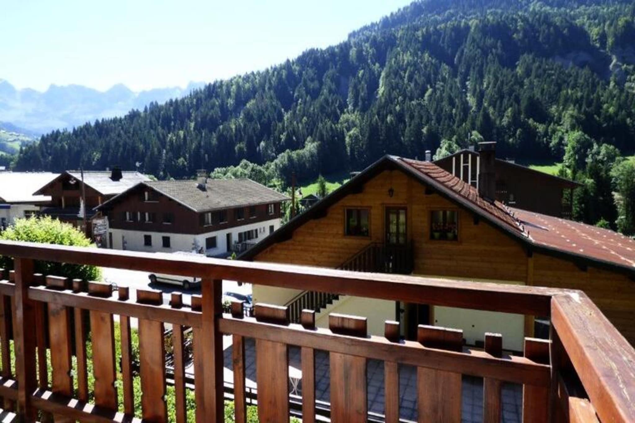 This charming 2-room + cabin apartment, located in the heart of the village of Grand Bornand, offers a comfortable stay for up to 5 people. With a spacious 43m² layout, it is ideally situated just 100 meters from local shops and 1,000 meters from the ski lifts, offering easy access to both the village center and the slopes.