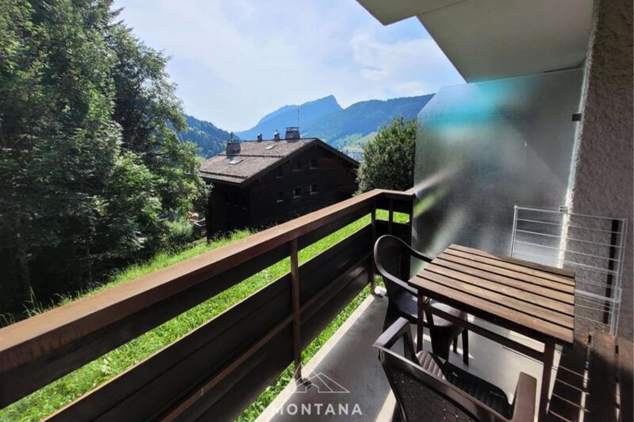 This charming studio with a sleeping area is located in the L'Eparvi Residence, designed for up to 4 people. It features a cozy living room with a 140 cm sofa bed, a separate sleeping area with two 190 cm bunk beds, and a balcony offering a beautiful view of the Grand Bornand village. The accommodation also includes a well-equipped kitchen, a bathroom with a shower and WC, and a ski locker. Sheets and towels are not provided, and a tourist tax applies for adults.

Situated in the tranquil Nant Robert district, the residence offers a peaceful setting with stunning views of the village. The property is accessible via an external staircase with 23 steps, providing a quiet retreat while still being within easy reach of the village’s attractions. 

The kitchen is fully equipped for preparing meals during your stay, while the bathroom offers all necessary amenities. The residence is ideal for guests seeking a simple and comfortable alpine escape, with easy access to ski slopes and local shops.