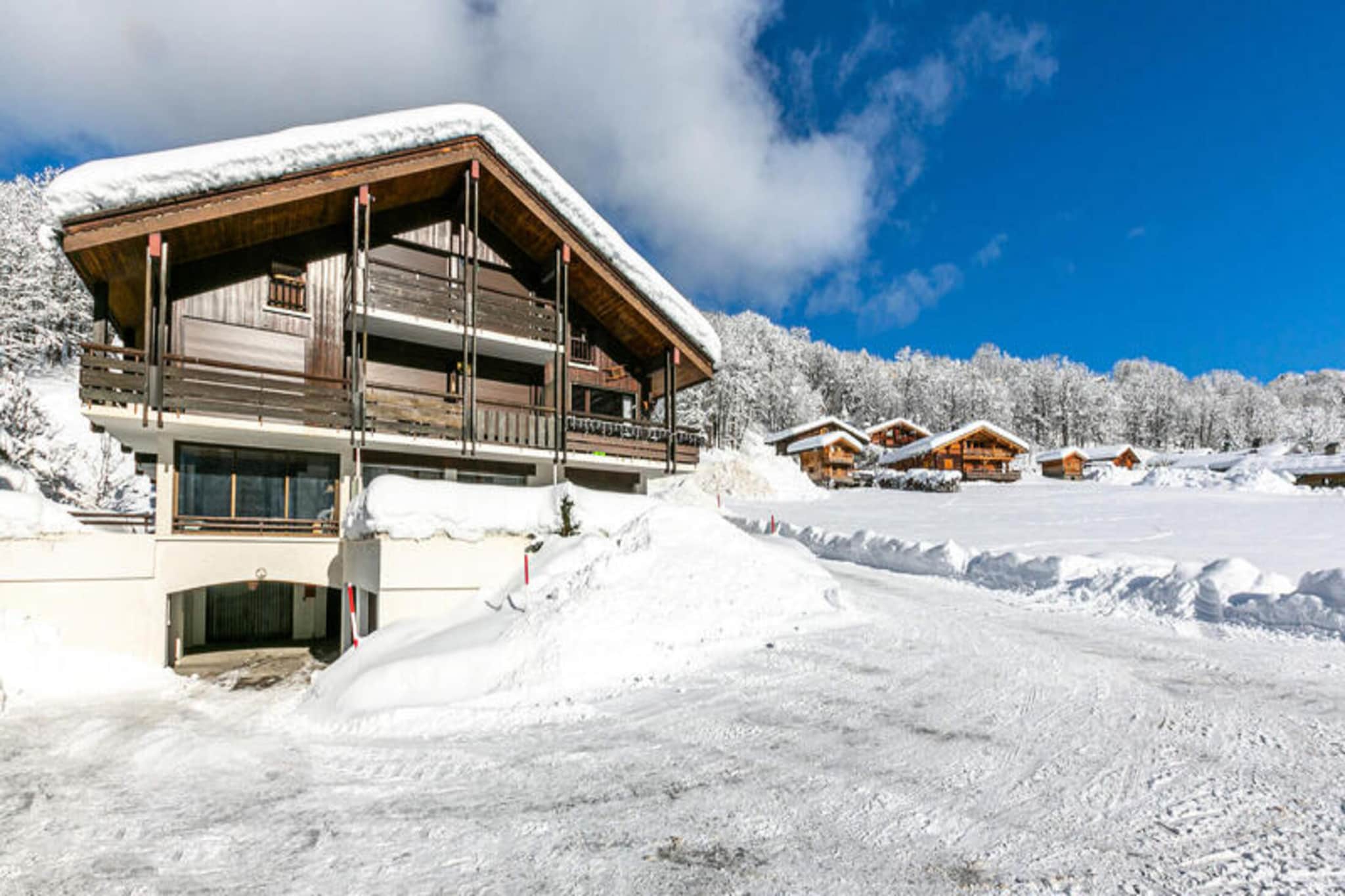 This charming 2-room condominium, located on the ground floor, offers stunning views of the Aravis mountain range. The 37.7 m² apartment is ideally situated 2.2 km from the village and 50 meters from the Var connecting track (snow conditions permitting). Cross-country ski trails are just 1.1 km away, and the shuttle stop is only 100 meters from the property, providing easy access to the resort. The apartment is well-equipped for up to 4 people and features a cozy living room with a convertible sofa bed, a TV, and access to a south-facing balcony. The open kitchen is complete with an induction hob, oven, small dishwasher, fridge, and microwave.

Located in a peaceful area, this property provides a quiet retreat while still offering proximity to the village and numerous outdoor activities such as skiing and hiking, making it an ideal choice for a mountain getaway.

The bedroom includes a comfortable double bed, and the apartment has a shower room, separate WC, and convenient washing machine. Additional amenities include a closed garage space and ski locker. The property is centrally heated, and though wifi is not included, a rental box is available.