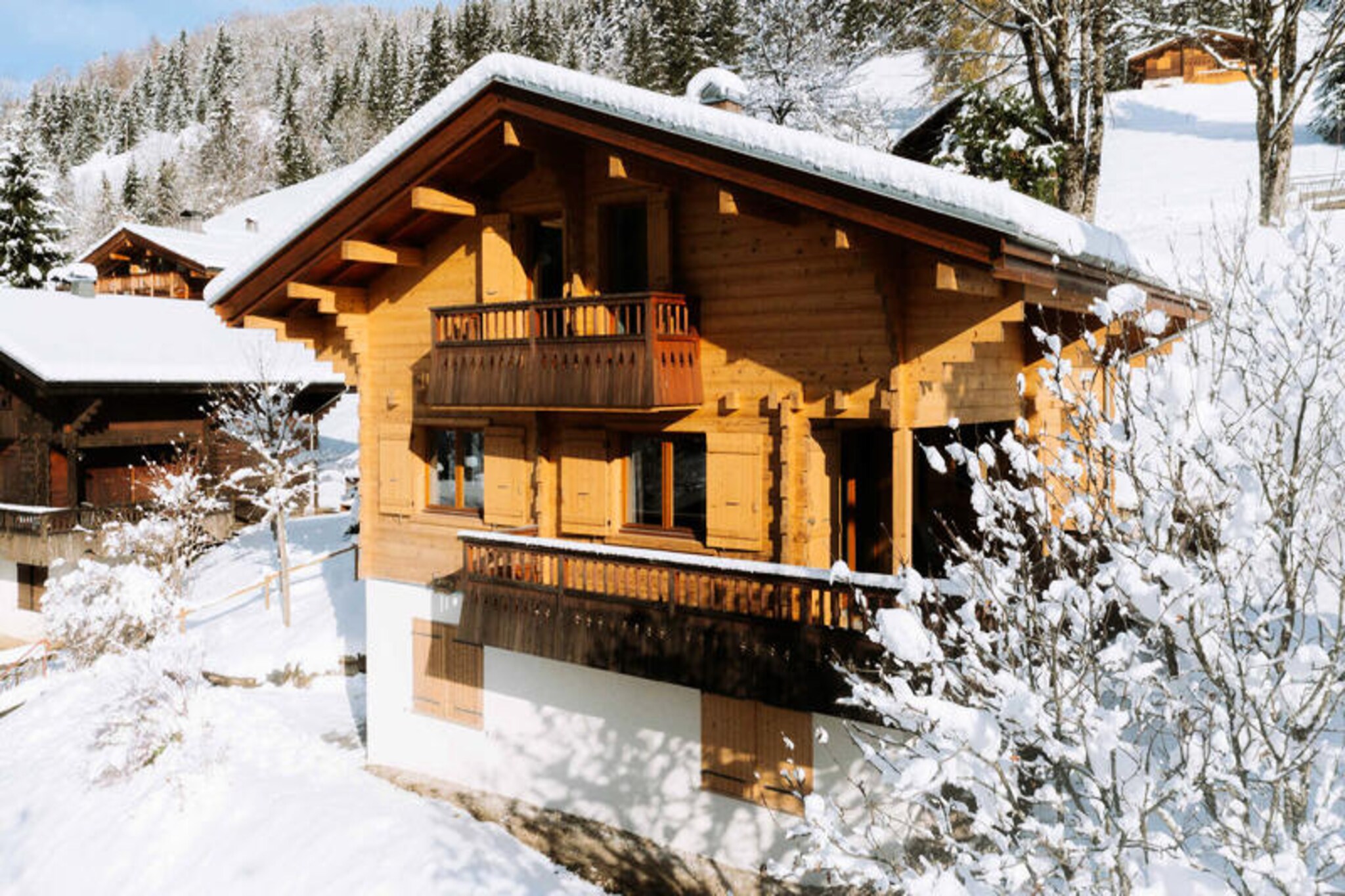 Located in the picturesque Aravis Valley, Chalet Sun Slope offers a tranquil retreat just 2.6 km from the village, with the La Combe des Juments chairlift 500 m away and the L'Etale telemix just 800 m from the property. A shuttle stop is conveniently located 130 m from the chalet for easy access to the surrounding area. This spacious, 126 m² chalet is ideal for up to 8 travelers and features a cozy, contemporary design. 

Nearby attractions include La Clusaz (3.05 km), known for its ski slopes, and the charming village of La Clusaz, just a short drive away. The area is perfect for skiing, hiking, and enjoying the scenic beauty of the Aravis mountains. The chalet's peaceful setting and proximity to key mountain activities make it an excellent choice for those looking to explore both nature and local culture in both winter and summer. 

The chalet is equipped with modern amenities, including a well-appointed kitchen with induction hob, oven, microwave, and dishwasher, as well as a comfortable living room with a flat-screen TV and a fireplace. Bedrooms offer a mix of double and single beds, with views of the surrounding chalets, green spaces, and mountains. Guests will also enjoy a private garage, ski room, and access to a balcony with mountain views.Pets are not allowed, and the chalet is non-smoking. The property is not accessible to people with reduced mobility.