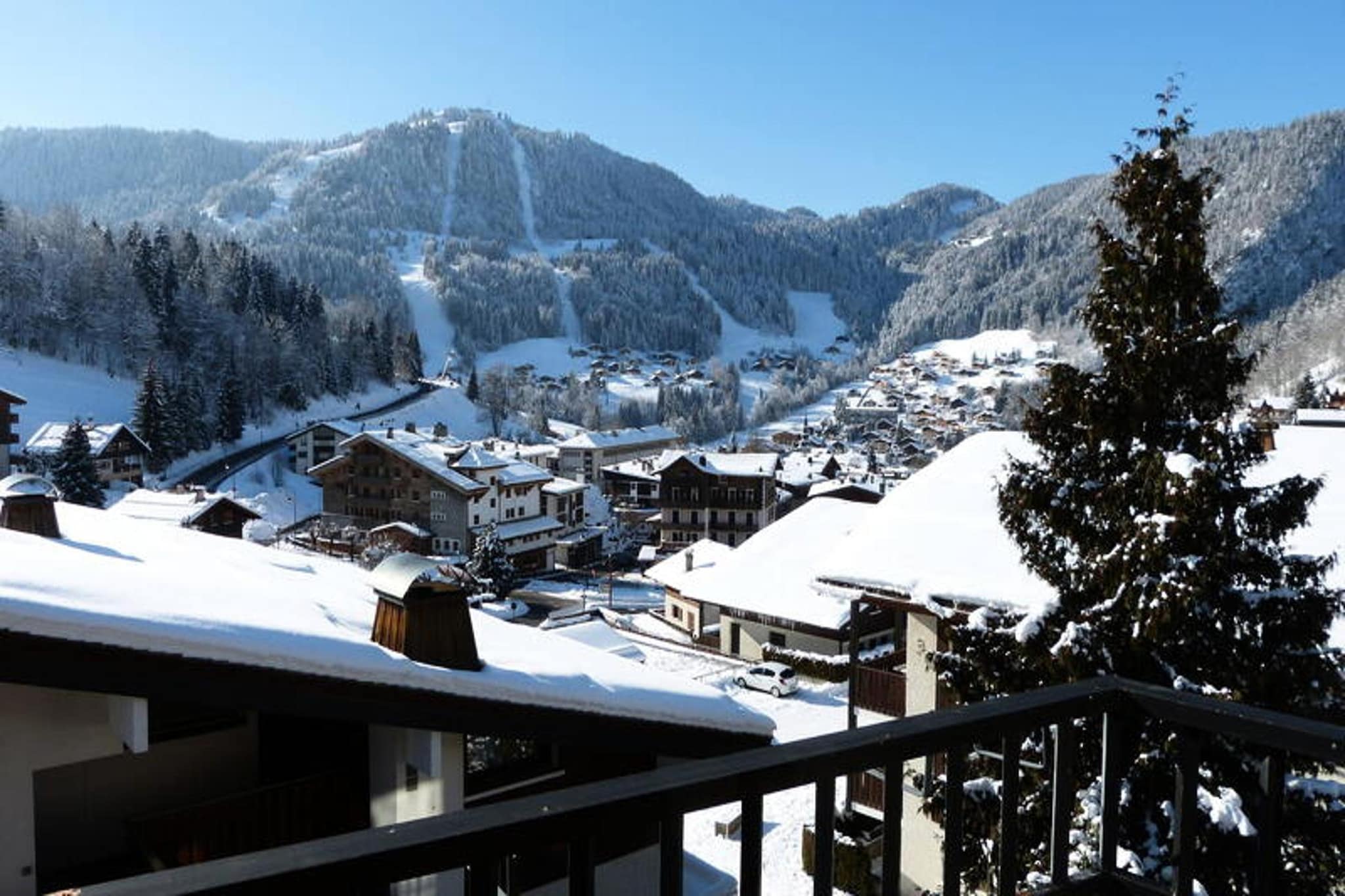 Located in the Upper Village, Residence La Moutelette offers a charming 2-room apartment with a mezzanine, perfect for up to 6 travelers. Just 180 meters from the Bossonnet Telemix chairlift and Ski Telescope, it provides easy access to the slopes, with the departure point for ski courses and schools nearby. The apartment is also just 200 meters from local shops and only 50 meters from the nearest shuttle stop, ensuring convenience for guests throughout their stay.