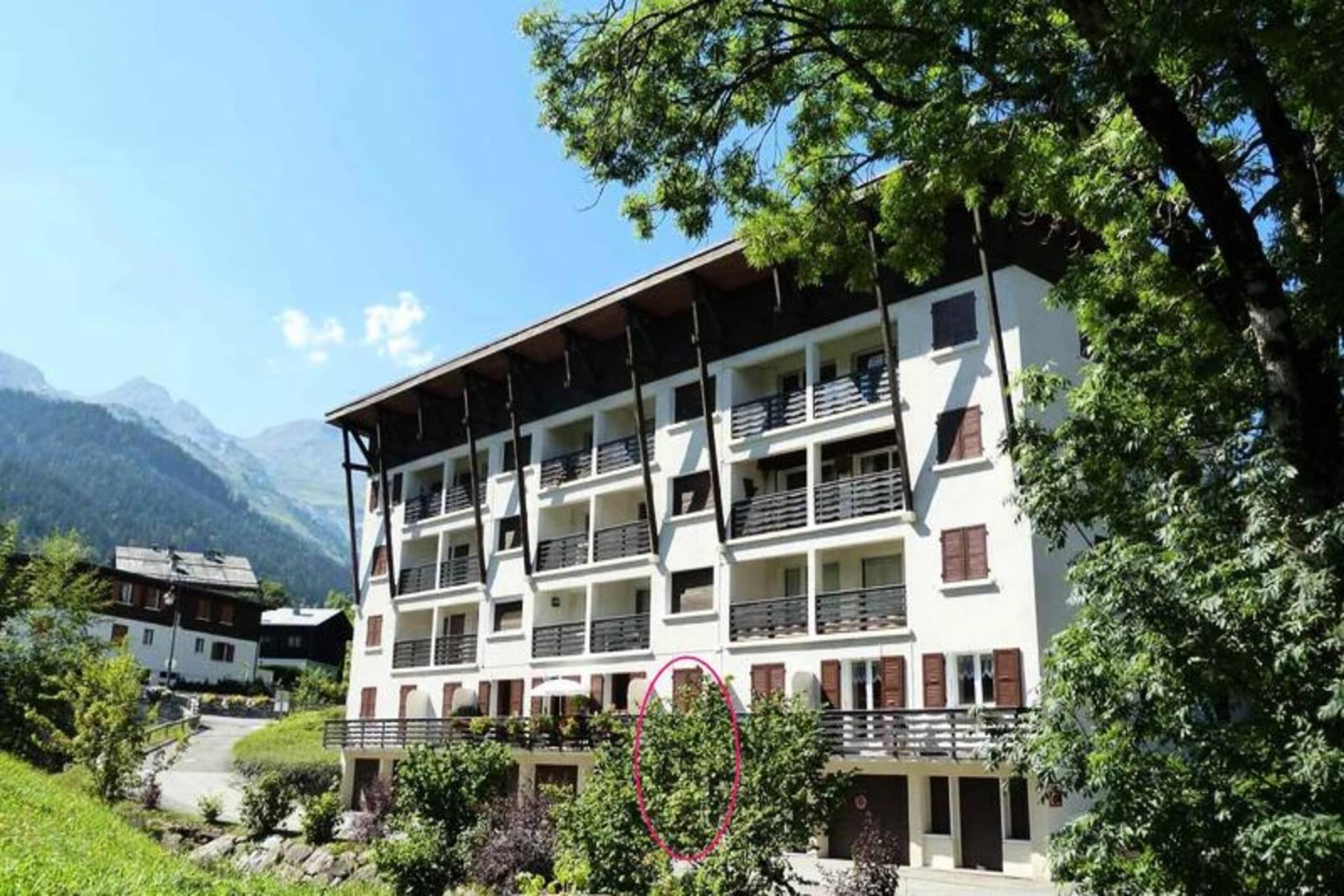 This charming 2-room apartment is located in the Upper Village of La Clusaz, just 250 meters from the shops and 75 meters from the Bossonnet Telemix, chairlift, and ski telescope, making it an ideal choice for skiers. The apartment, situated on the raised ground floor, offers a bright and cozy 43 m² space that accommodates up to 4 travelers. The kitchen is fully equipped with a refrigerator, electric hob, oven, microwave, and dishwasher. The living room features a dining area, a Rapido sofa bed, flat-screen TV, and a small south-facing balcony with lovely views of the resort and mountains.

For added convenience, a shuttle stop is just 50 meters away, offering easy access to the surrounding slopes and hiking trails. The nearby aquatic area and beautiful views of the Nant stream enhance the apartment’s appeal. The residence also offers parking, and Annecy’s SNCF train station is just 33 km away, ensuring easy access for those arriving by public transport.

A steep staircase leads to the lower level, where you'll find a sleeping area with a sofa bed, two bunk beds (upper bed restricted for children under 6), and a drawer bed, providing flexible sleeping arrangements. The apartment is non-smoking, pet-free, and not suitable for those with reduced mobility. Duvet covers, sheets, and pillowcases are provided for your convenience.

