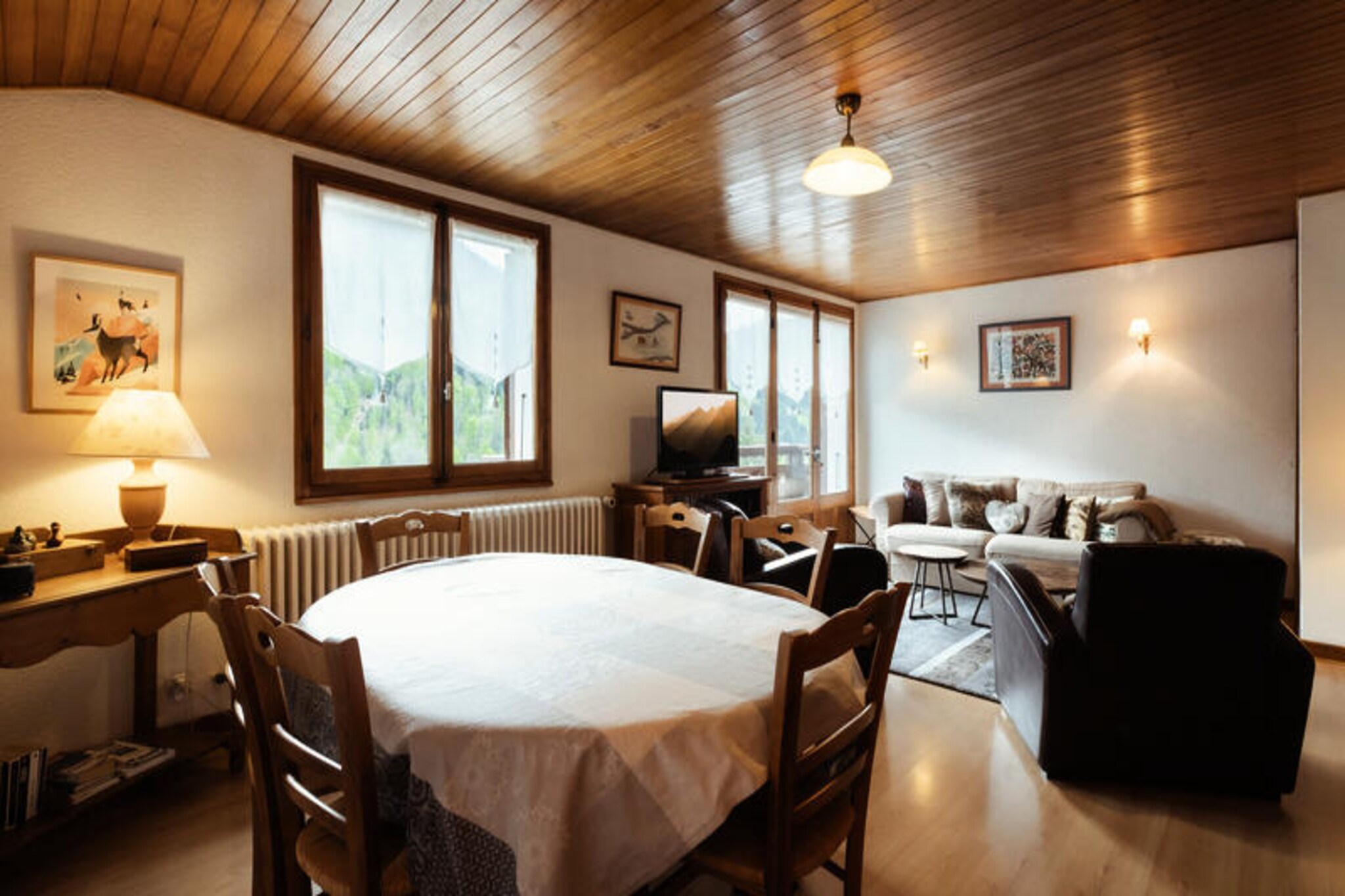 This spacious 80 m² apartment in the heart of the Aravis Valley offers a perfect retreat for up to 6 travelers. Located on the 1st floor of a residence built in 1963, the apartment features a west-facing balcony with beautiful views of the Col des Aravis road and surrounding mountains. The accommodation includes two cozy bedrooms: one with a double bed and a sink, and the other with two sets of bunk beds (please note, upper beds are not suitable for children under 6). The living room is generously sized, with a dining area, lounge area, and flat-screen TV, creating a comfortable space to relax after a day of outdoor adventures.

Located just 500 meters from the Ruade ski slopes and a short shuttle ride to the village center (1.8 km), this apartment is perfect for winter sports enthusiasts. In the warmer months, enjoy hiking and exploring the stunning alpine landscape. The charming village of La Clusaz, only a short distance away, offers local shops, restaurants, and a variety of recreational activities.

The fully equipped kitchen includes a refrigerator, glass ceramic stove, oven, microwave, dishwasher, and a Nespresso machine, making it ideal for preparing meals. The apartment also features a shower room with a towel dryer radiator and a separate WC. Guests can take advantage of convenient amenities such as a washing machine, ski and bike storage, and internet access. Parking is available on-site for added convenience.