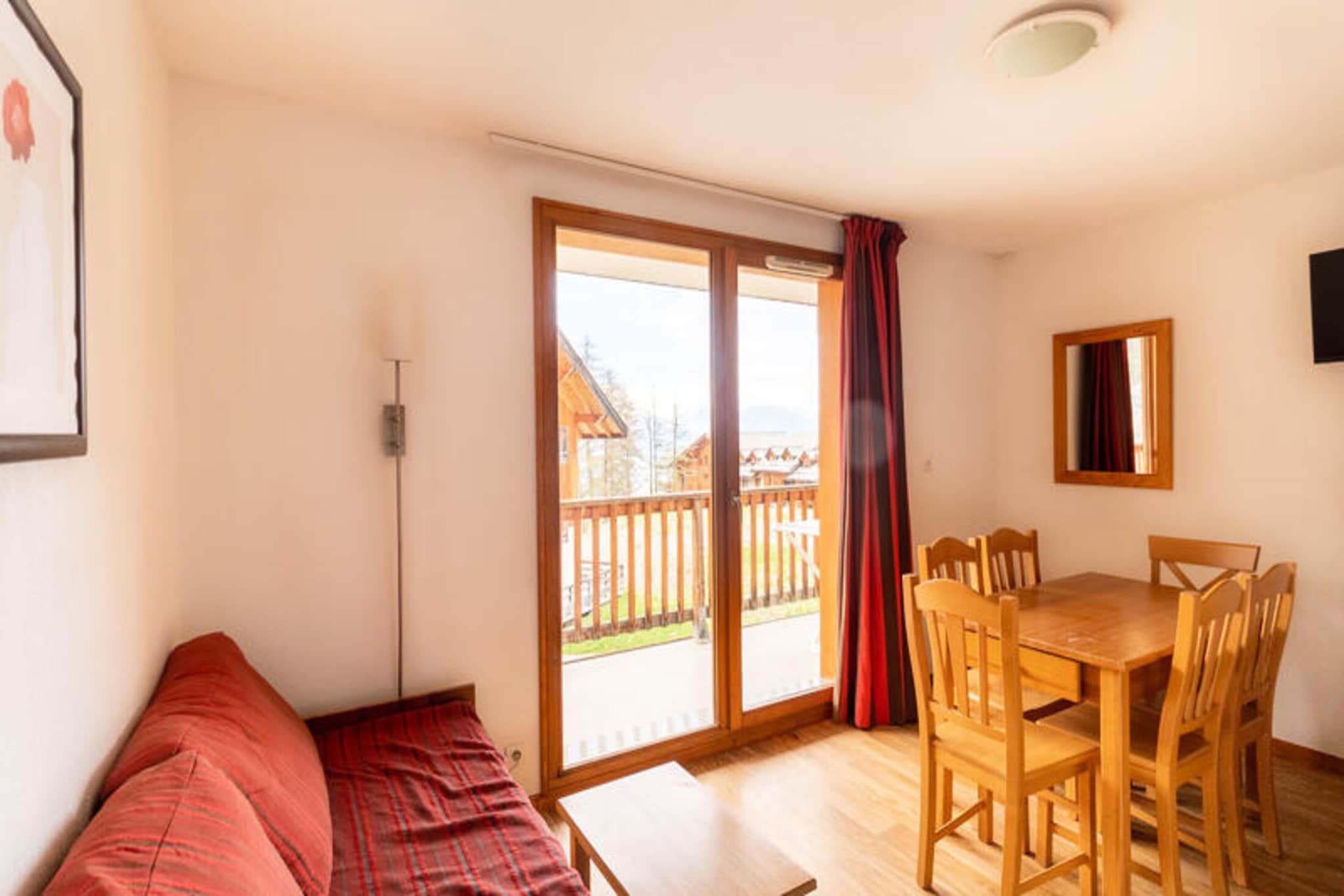 This cozy 34m² 2-room apartment accommodates up to 6 people, with a convertible sofa, a double bed, and two bunk beds. The apartment includes a fully equipped kitchen, a bathroom with a bathtub, and a large balcony with panoramic views of the resort and mountains. Guests can enjoy seasonal access to a heated indoor swimming pool and jacuzzi, located in a nearby building. A ski locker is also available for convenience.

The apartment is ideally located just 50 meters from the ski lift ticket offices and 200 meters from the slopes. The resort center, offering shops, restaurants, and equipment rentals, is only 250 meters away. Hiking and snowshoeing trails are also nearby, providing plenty of outdoor activities throughout the year.

Pets are allowed for an additional fee, and a €400 deposit is required. Heating is included, and all necessary amenities are provided for a comfortable stay.