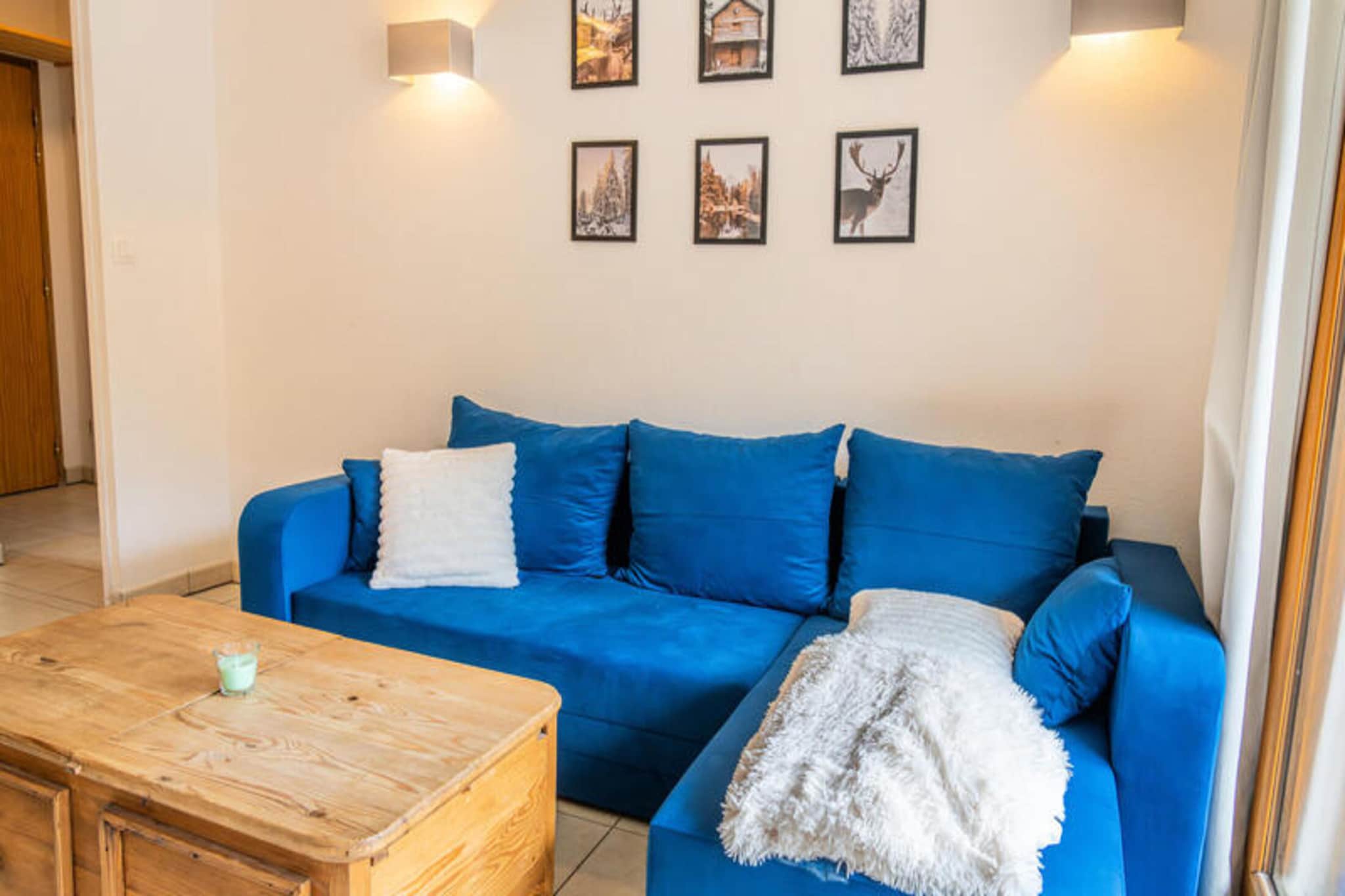 Le Balcon des Airelles is a charming wood and stone residence located at an altitude of 1800 meters in the heart of the Orres 1800 resort. Offering breathtaking views of the valley, larch forest, and surrounding mountains, this residence is ideally positioned opposite the tourist office, the ESF and ESI ski schools, and just steps from the slopes and hiking trails. The daycare center is also a short walk away, making it convenient for families with young children.
Nearby, you'll find the shopping square with restaurants, a mini-market, a bakery, and sports shops, offering everything you need for a perfect mountain getaway.
This 33m², east-facing apartment is perfect for a peaceful stay, accommodating up to 4 guests. It features a living room with a 2-seater sofa bed, a dining area, and a fully equipped kitchen with amenities like a dishwasher, Nespresso coffee machine, and toaster. The apartment also includes a cozy double bedroom and a bathroom with a bathtub, heated towel rail, and hairdryer. Enjoy the convenience of a private ski locker and easy access to the slopes, just 200 meters away.During your stay, relax in the residence's heated indoor swimming pool, open during both summer and winter seasons.