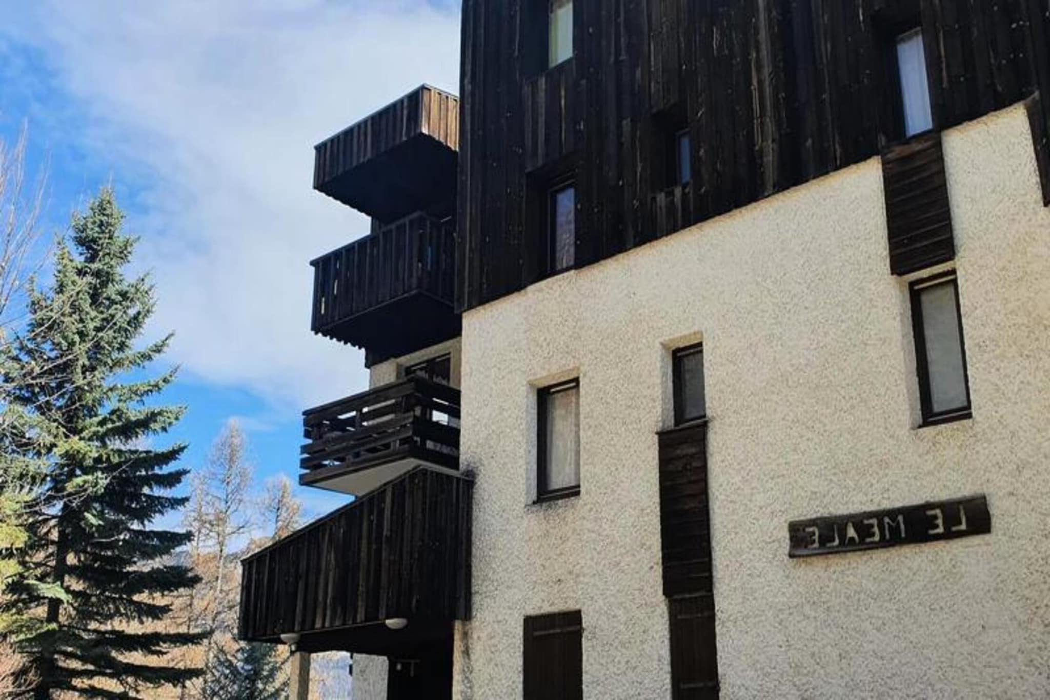 This charming property accommodates up to 4 guests, with one double bedroom and a sofa bed in the living room. It is pet-friendly, allowing one pet with an additional charge, and includes a private balcony with scenic views. Guests benefit from free Wi-Fi, with additional services like bed linen, towels, and a baby kit available upon request. Ski lockers and equipment rentals are provided during the winter season.
Located just 450 meters from the Super-Morzine cable car, the property is close to the resort’s shops, cafes, and recreational facilities, including the swimming pool and ice rink. A bus stop is 50 meters away, offering convenient access to other parts of the resort, while Geneva and Lyon airports are a few hours’ drive away.
The apartment features a fully equipped kitchen with a fridge, microwave, and dishwasher, and a bathroom with both a bath and shower. The living area includes a TV, DVD player, and dining space. Additional amenities include shared parking, a ski locker, and included end-of-stay cleaning, with heating provided throughout the property for year-round comfort.