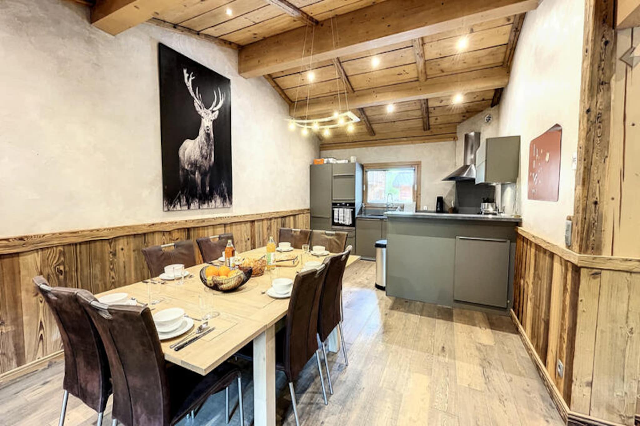 This spacious 100 m² apartment in Les Gets offers the perfect mountain retreat for families or groups of up to 8 people. Located just 50 meters from the ski slopes, you can start your day with a breathtaking view of the mountains and ski directly from your door. After a thrilling day on the slopes, unwind in the private hot tub, enjoying the stunning alpine surroundings.

Les Gets is a paradise for winter sports enthusiasts, with its renowned ski slopes just steps away. In summer, the area transforms into a beautiful hiking destination, offering scenic trails and outdoor adventures. This apartment provides the perfect base for both action-packed holidays and tranquil mountain escapes. Book your stay now for an unforgettable experience in the French Alps.

The apartment is ideally situated with easy access to the town's amenities. A supermarket is only 150 meters away, allowing you to easily stock up on essentials. The fully equipped kitchen, featuring a fridge, oven, dishwasher, and raclette grill, is perfect for preparing hearty meals. The cozy living area, complete with a fireplace, is perfect for relaxing evenings, while four televisions ensure entertainment for all guests. A garage in the same building offers convenient parking, so you can enjoy your stay without any hassle.

