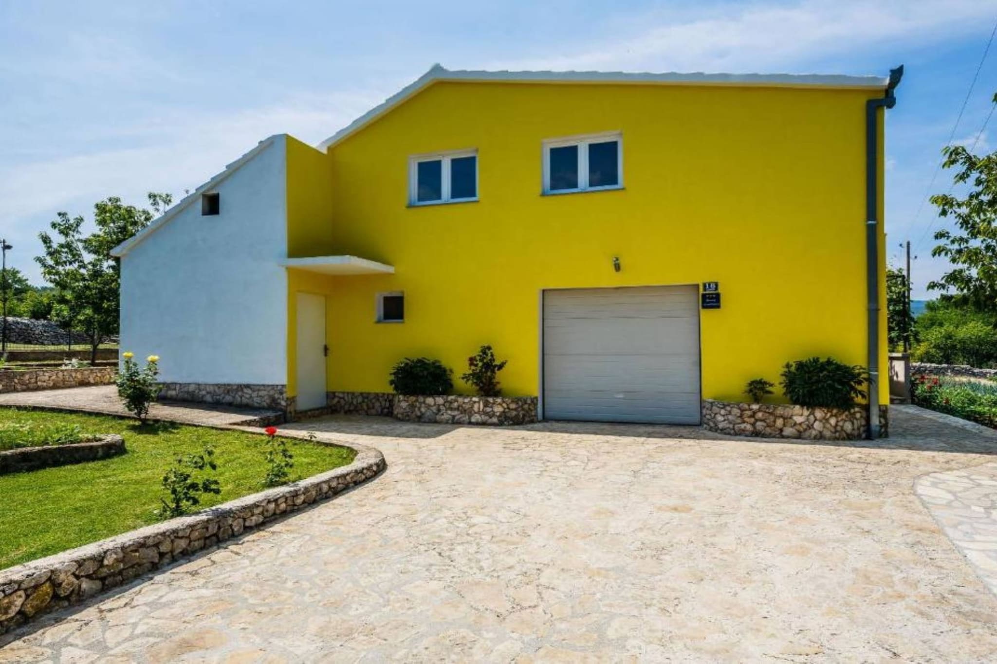 Tranquil Oasis Holiday Home Primorski Dolac with Pool - Three Bedroom Holiday Home with Pool-Außenbereich