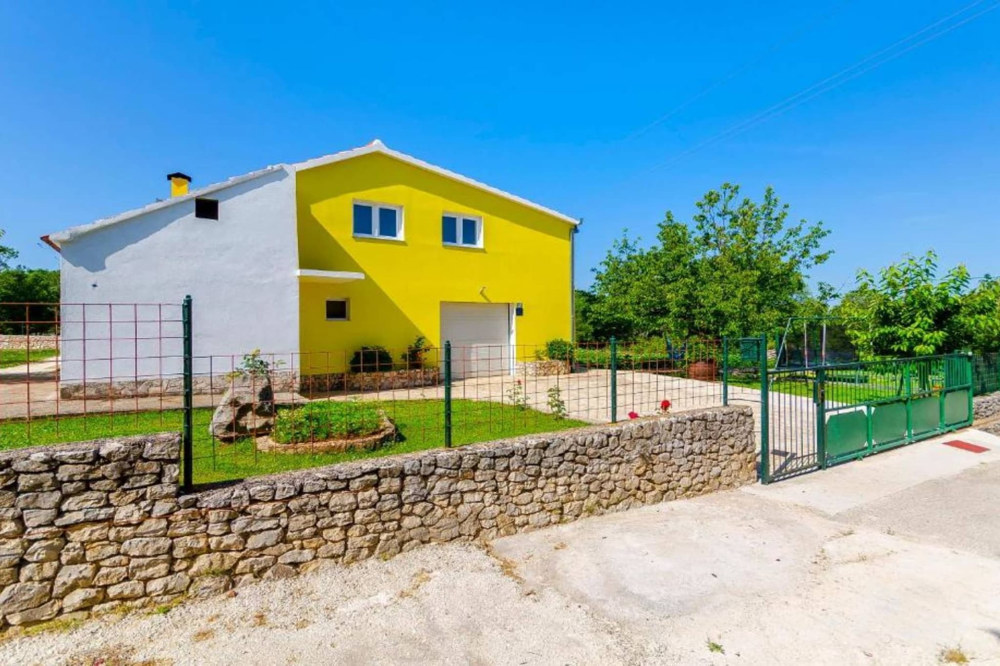 Tranquil Oasis Holiday Home Primorski Dolac with Pool - Three Bedroom Holiday Home with Pool-Außenbereich