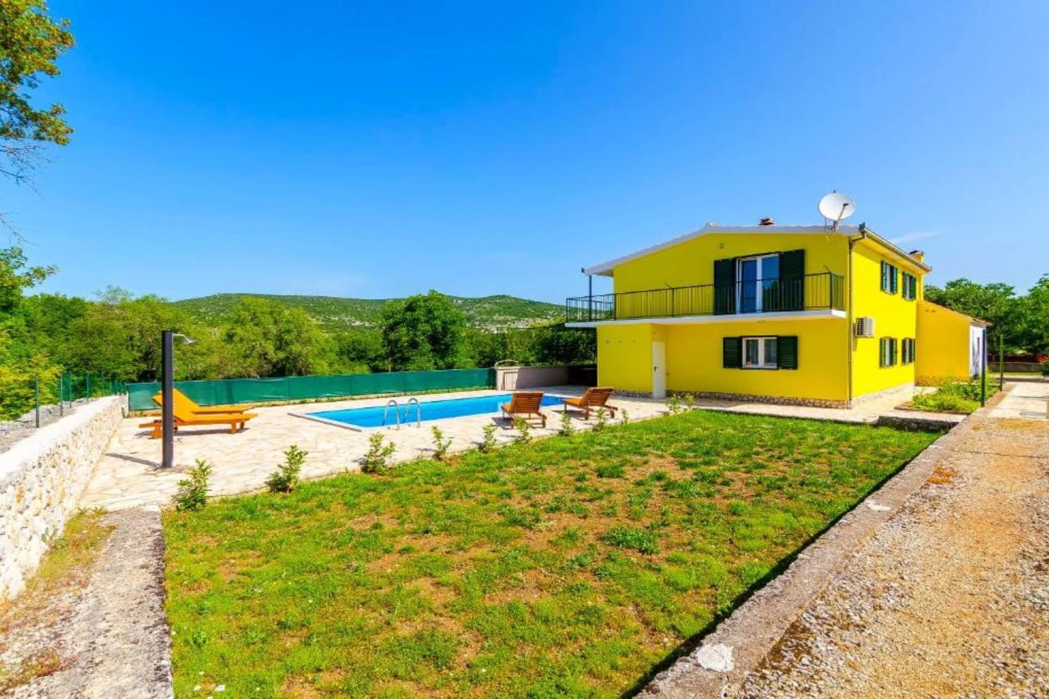 Tranquil Oasis Holiday Home Primorski Dolac with Pool - Three Bedroom Holiday Home with Pool-Außenbereich