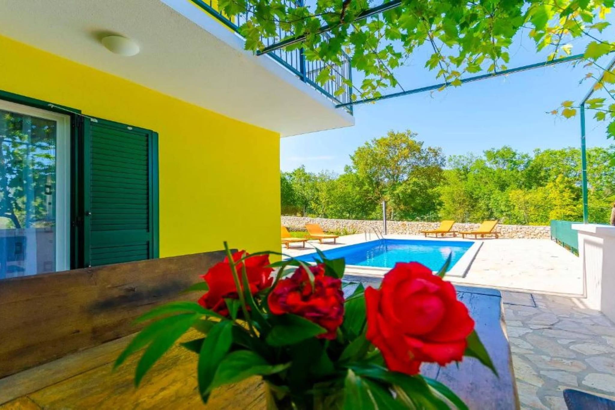 Tranquil Oasis Holiday Home Primorski Dolac with Pool - Three Bedroom Holiday Home with Pool-Außenbereich