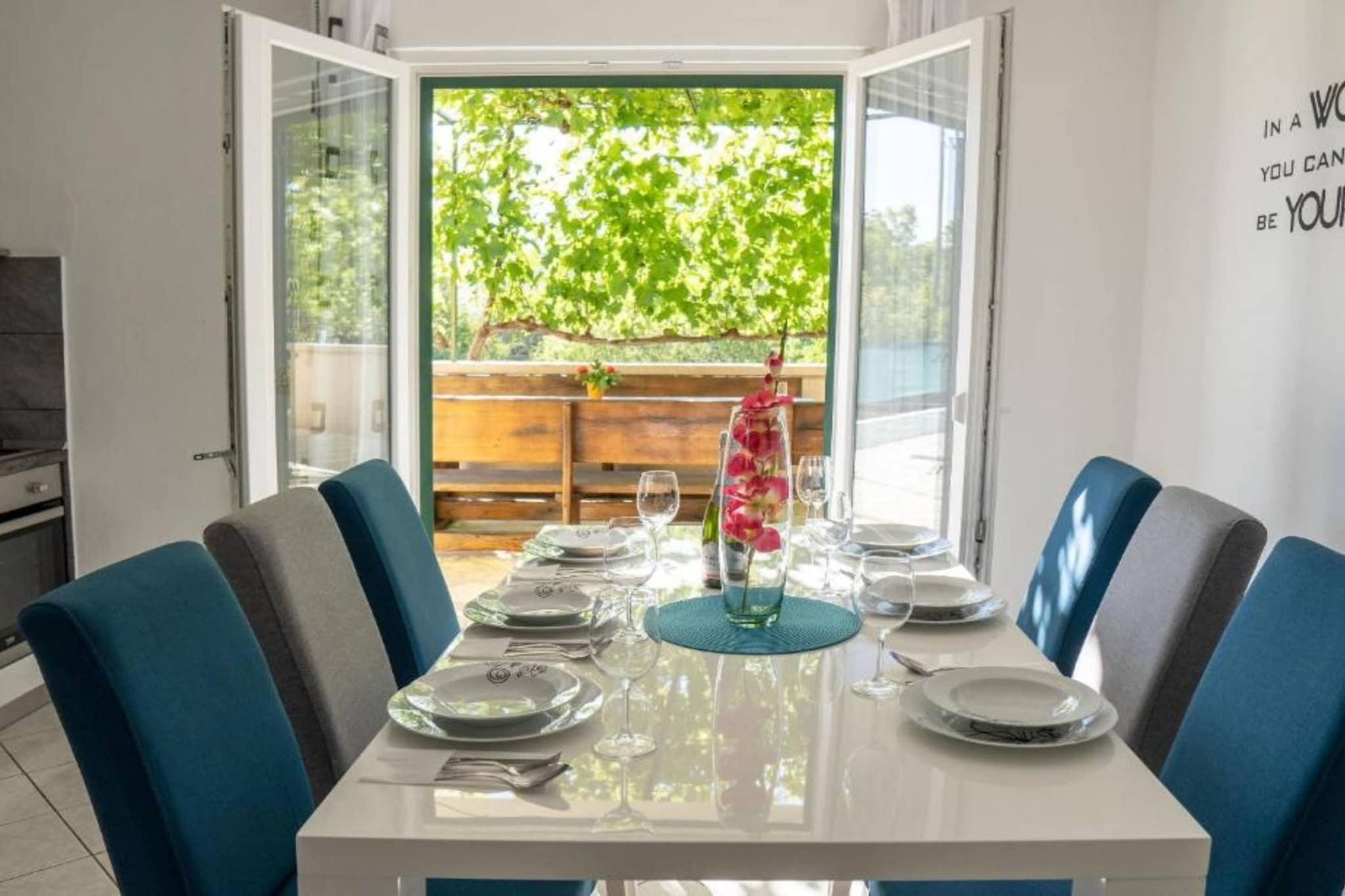 Tranquil Oasis Holiday Home Primorski Dolac with Pool - Three Bedroom Holiday Home with Pool-Esszimmer