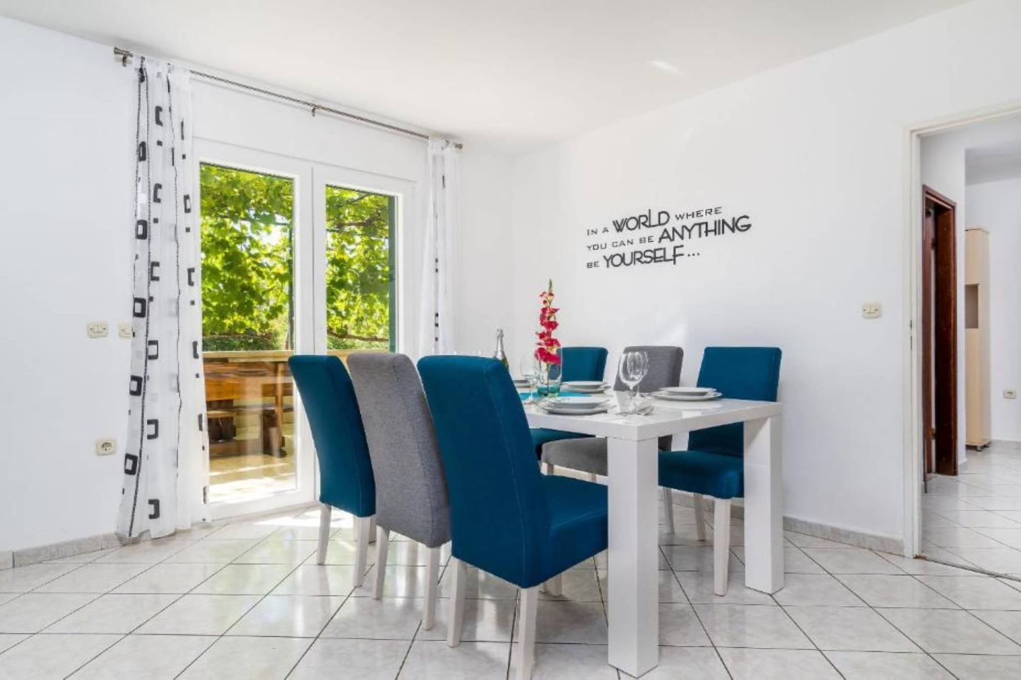 Tranquil Oasis Holiday Home Primorski Dolac with Pool - Three Bedroom Holiday Home with Pool-Esszimmer
