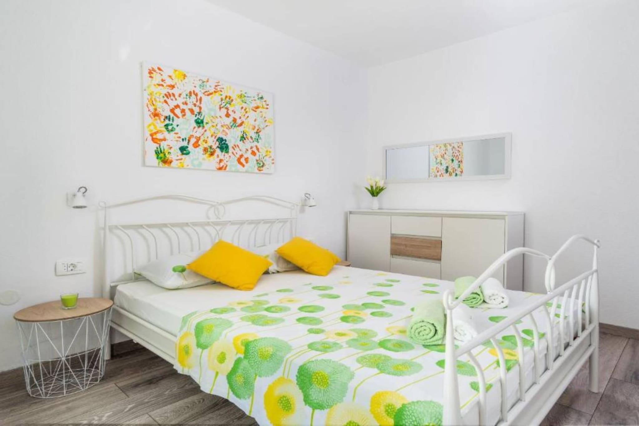 Tranquil Oasis Holiday Home Primorski Dolac with Pool - Three Bedroom Holiday Home with Pool-Schlafzimmer