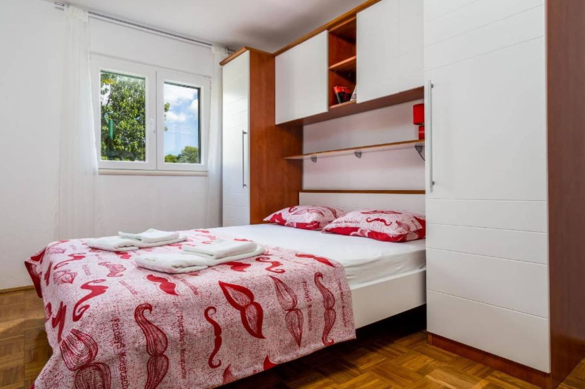 Tranquil Oasis Holiday Home Primorski Dolac with Pool - Three Bedroom Holiday Home with Pool-Schlafzimmer