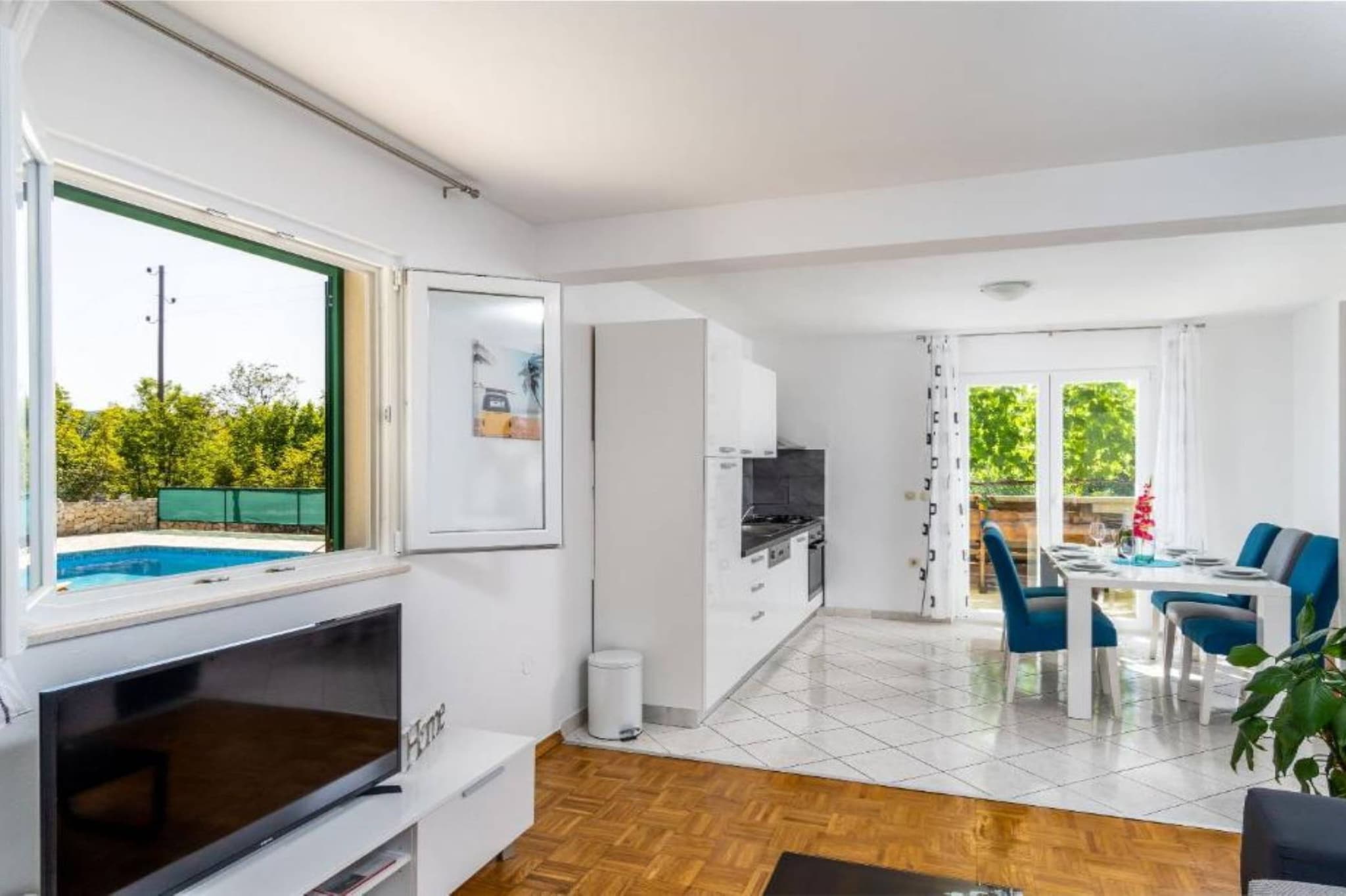 Tranquil Oasis Holiday Home Primorski Dolac with Pool - Three Bedroom Holiday Home with Pool-Küche