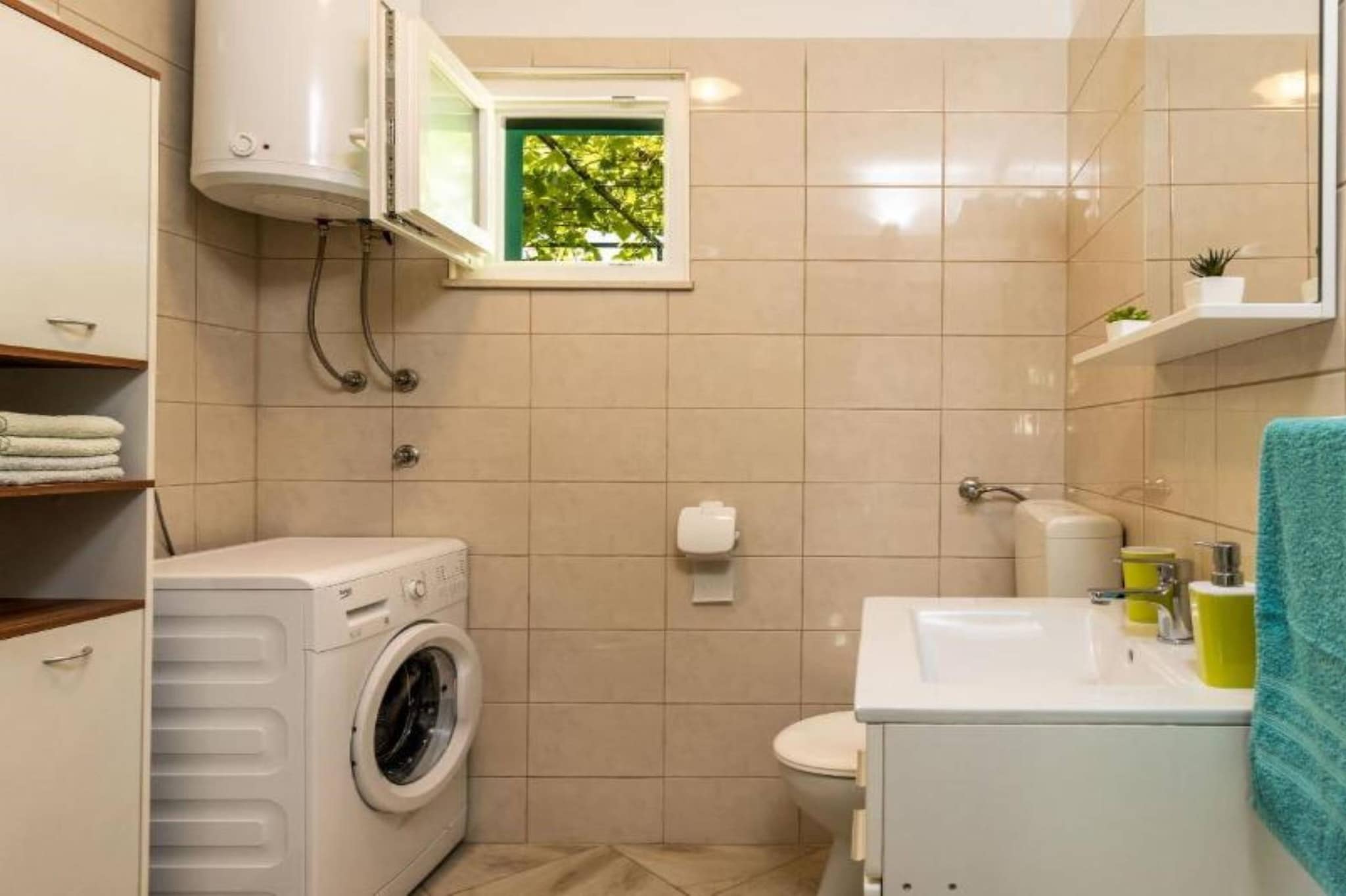 Tranquil Oasis Holiday Home Primorski Dolac with Pool - Three Bedroom Holiday Home with Pool-Badezimmer