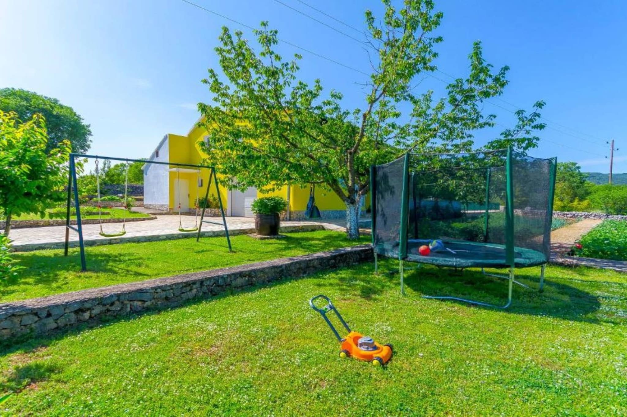 Tranquil Oasis Holiday Home Primorski Dolac with Pool - Three Bedroom Holiday Home with Pool-Außenbereich
