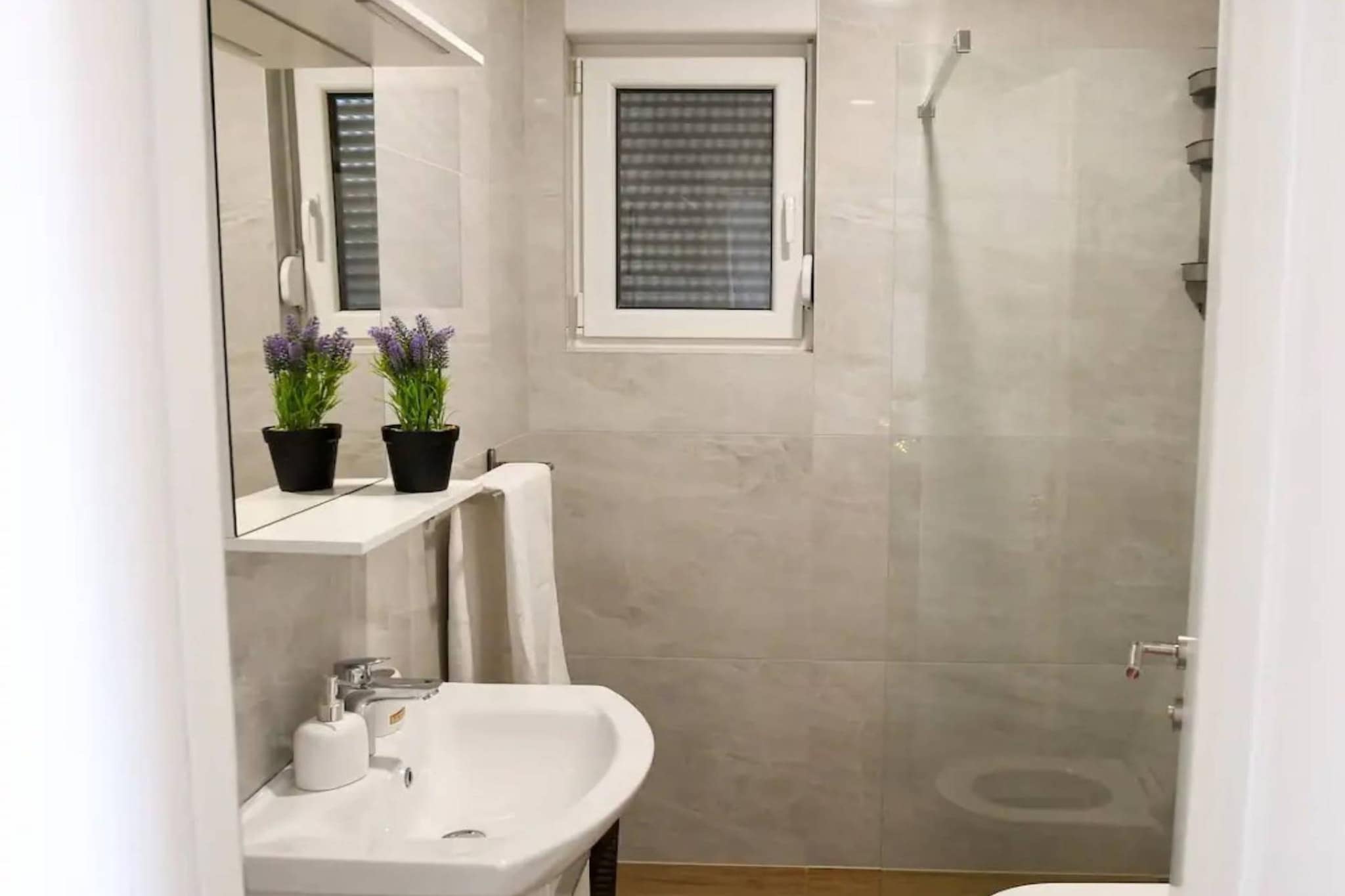Stylish Okrug Gornji Apartment with Terrace and Patio - Two Bedroom Apartment with Terrace-Bathroom