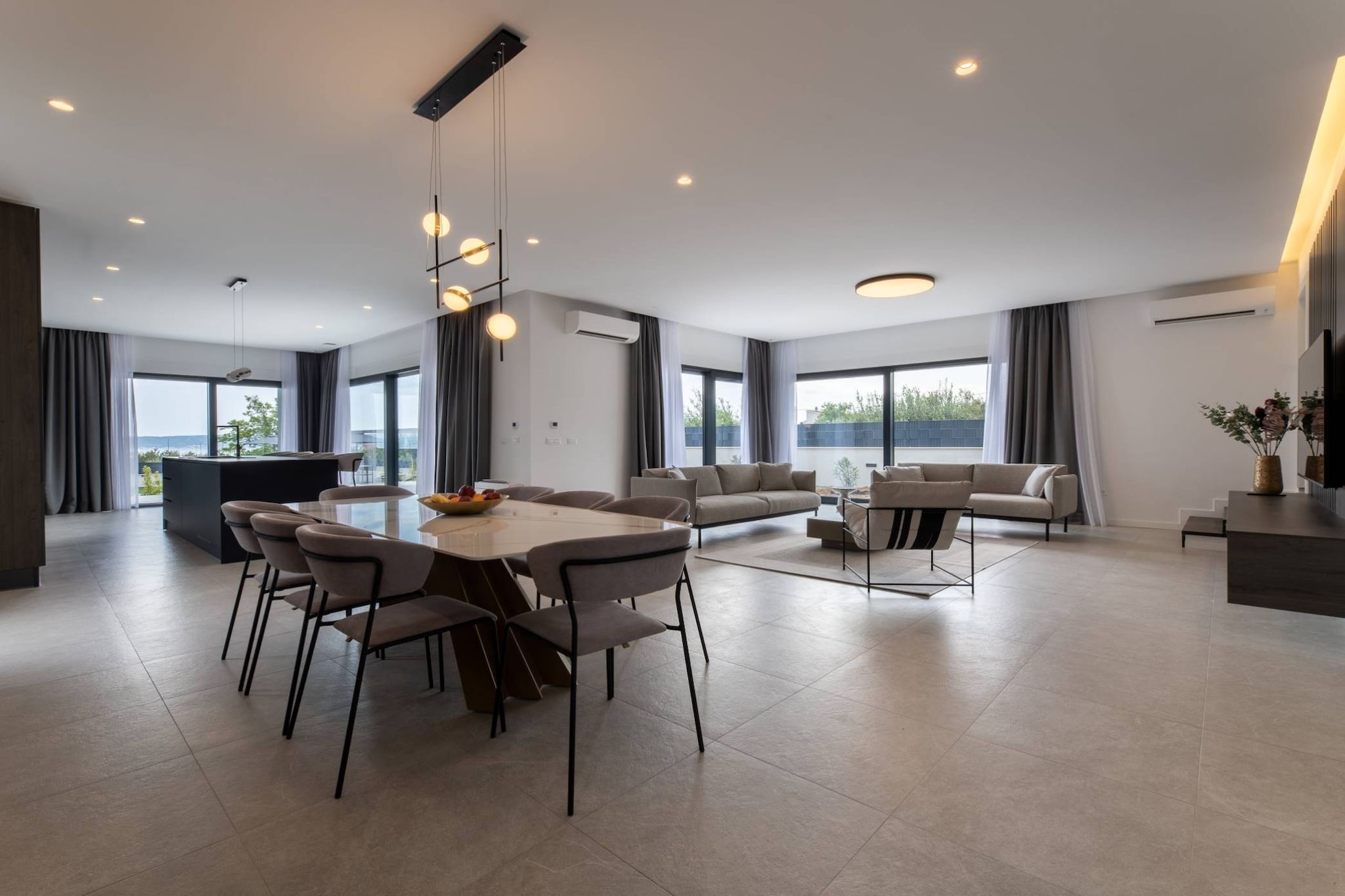 Moonlit Mirage Villa with Pool, Gym and Sauna - Five Bedroom Villa with Pool-Esszimmer