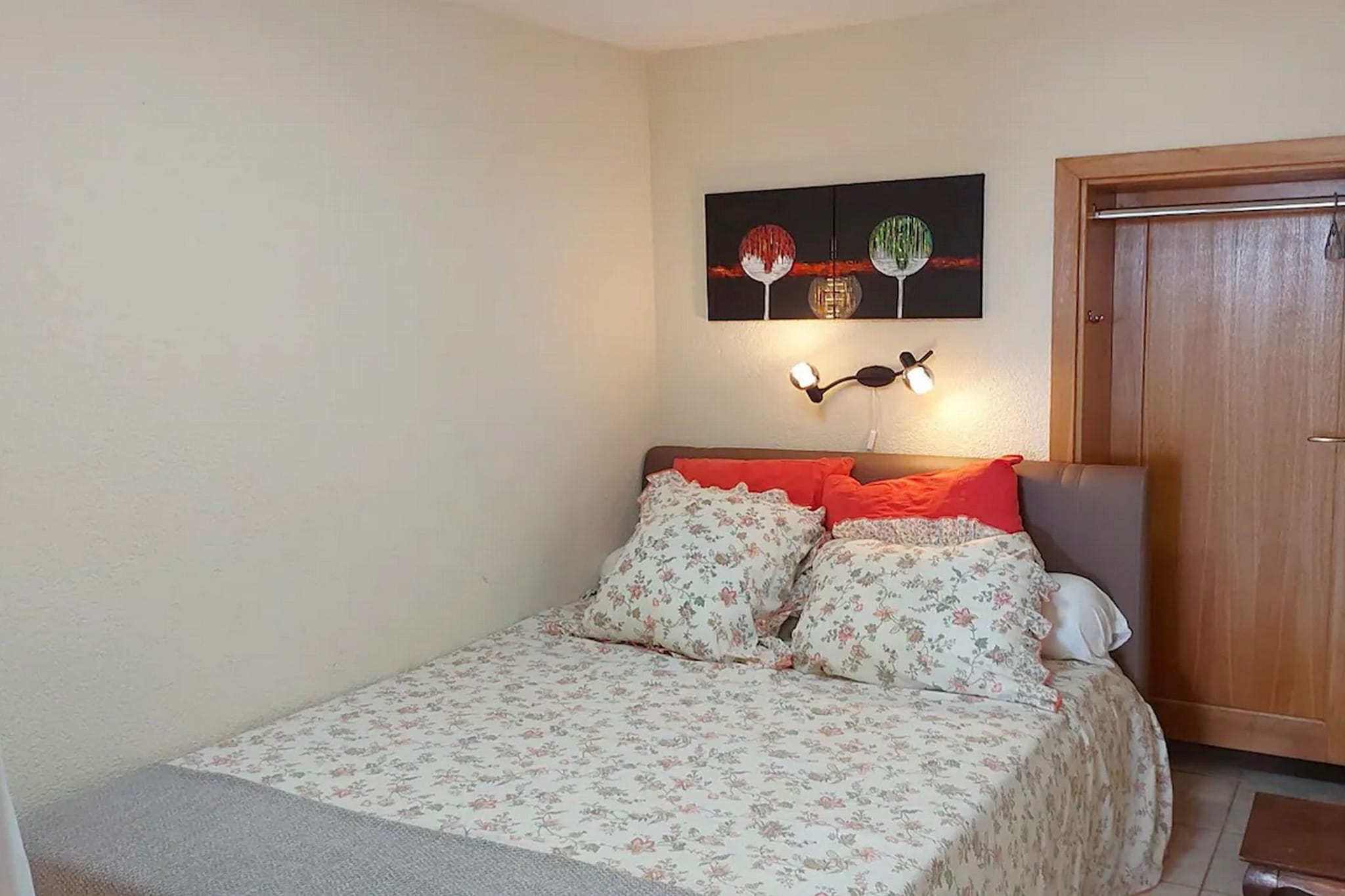 Coastal Charm in Kaštel Kambelovac with Terrace & Sea Views - Three Bedroom Holiday Home
