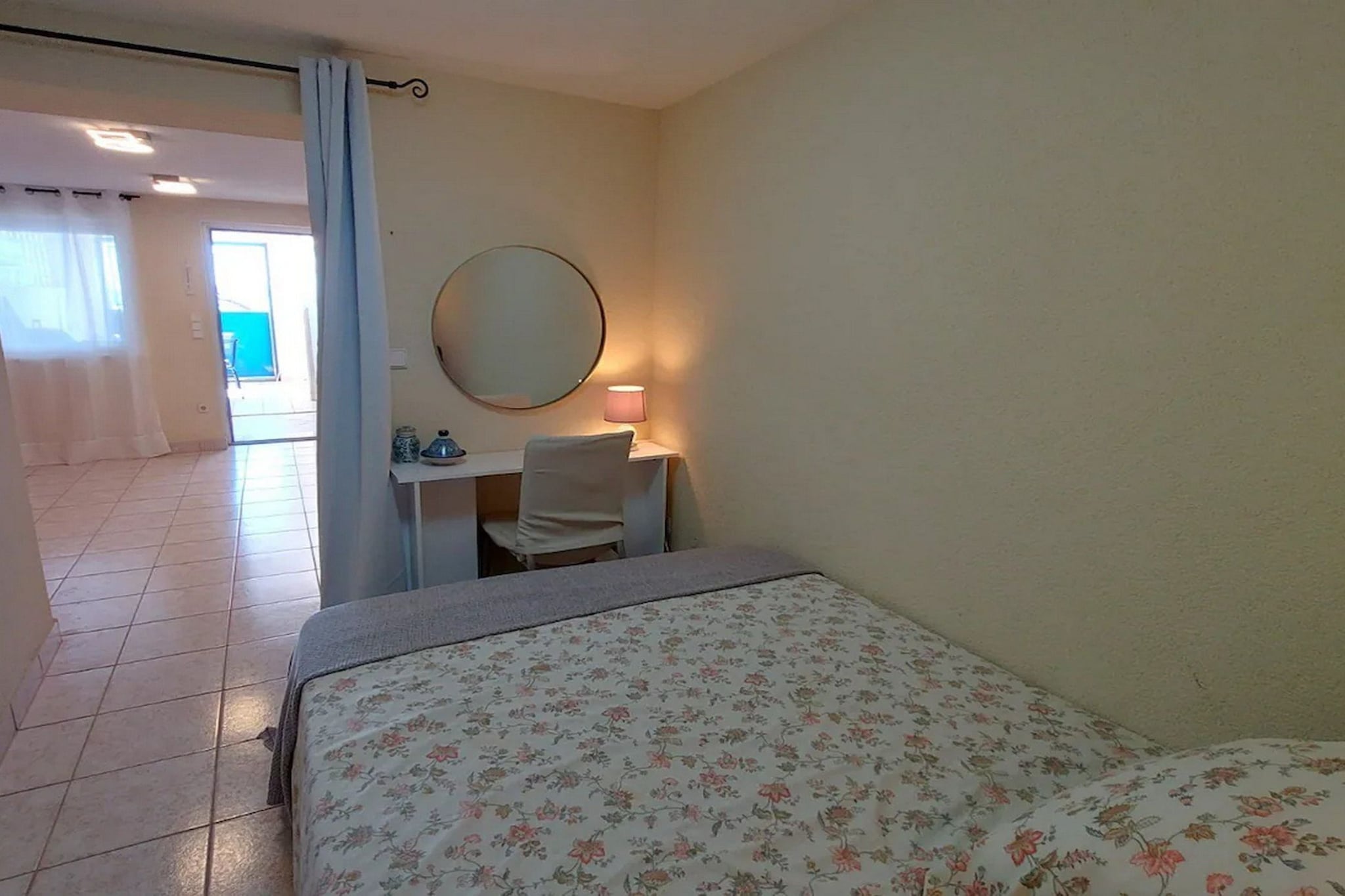 Coastal Charm in Kaštel Kambelovac with Terrace & Sea Views - Three Bedroom Holiday Home-Chambre