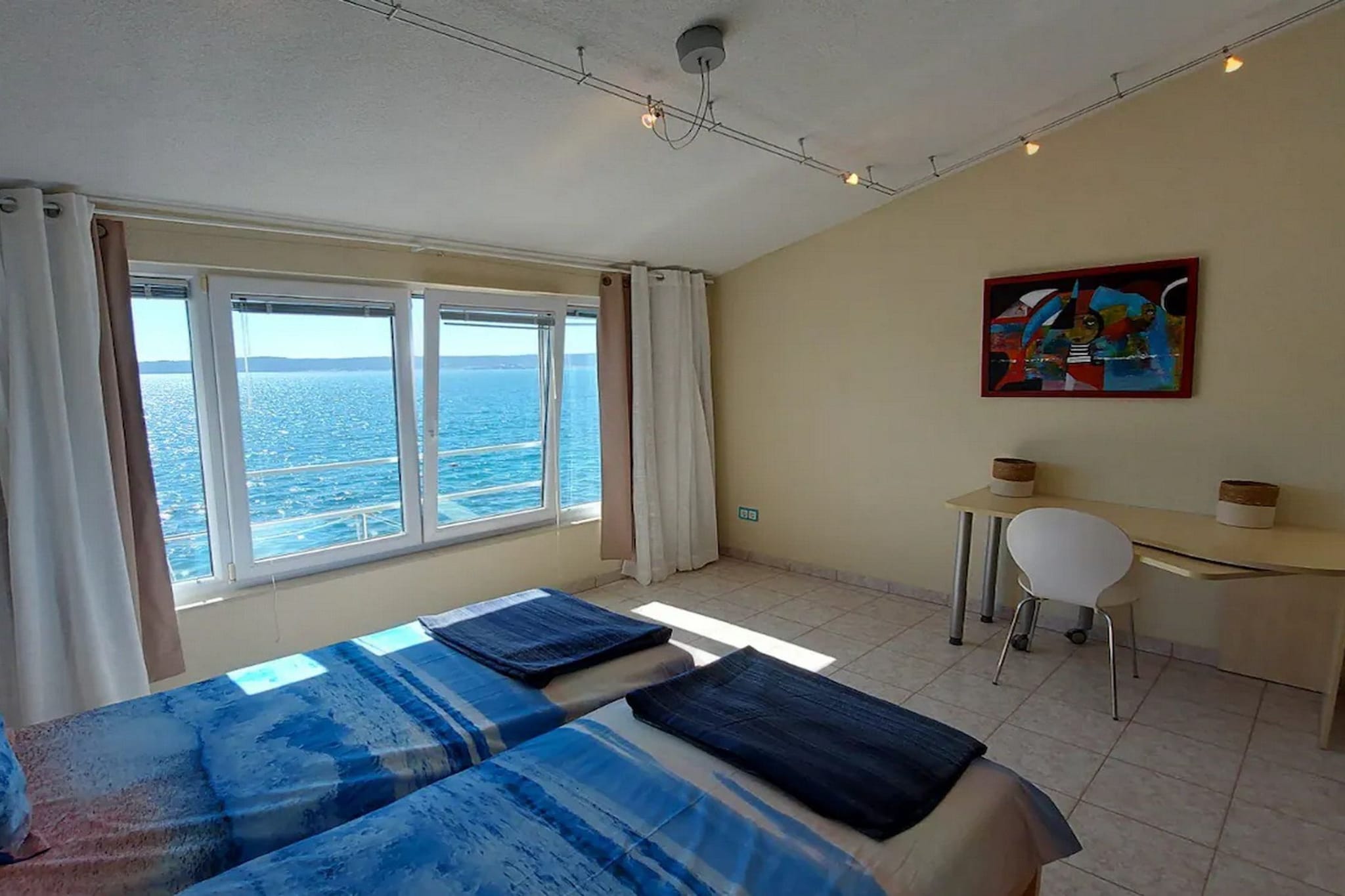 Coastal Charm in Kaštel Kambelovac with Terrace & Sea Views - Three Bedroom Holiday Home-Chambre