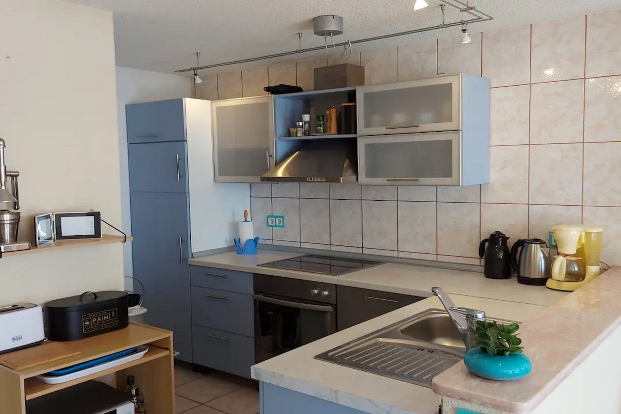 Coastal Charm in Kaštel Kambelovac with Terrace & Sea Views - Three Bedroom Holiday Home-Cuisine