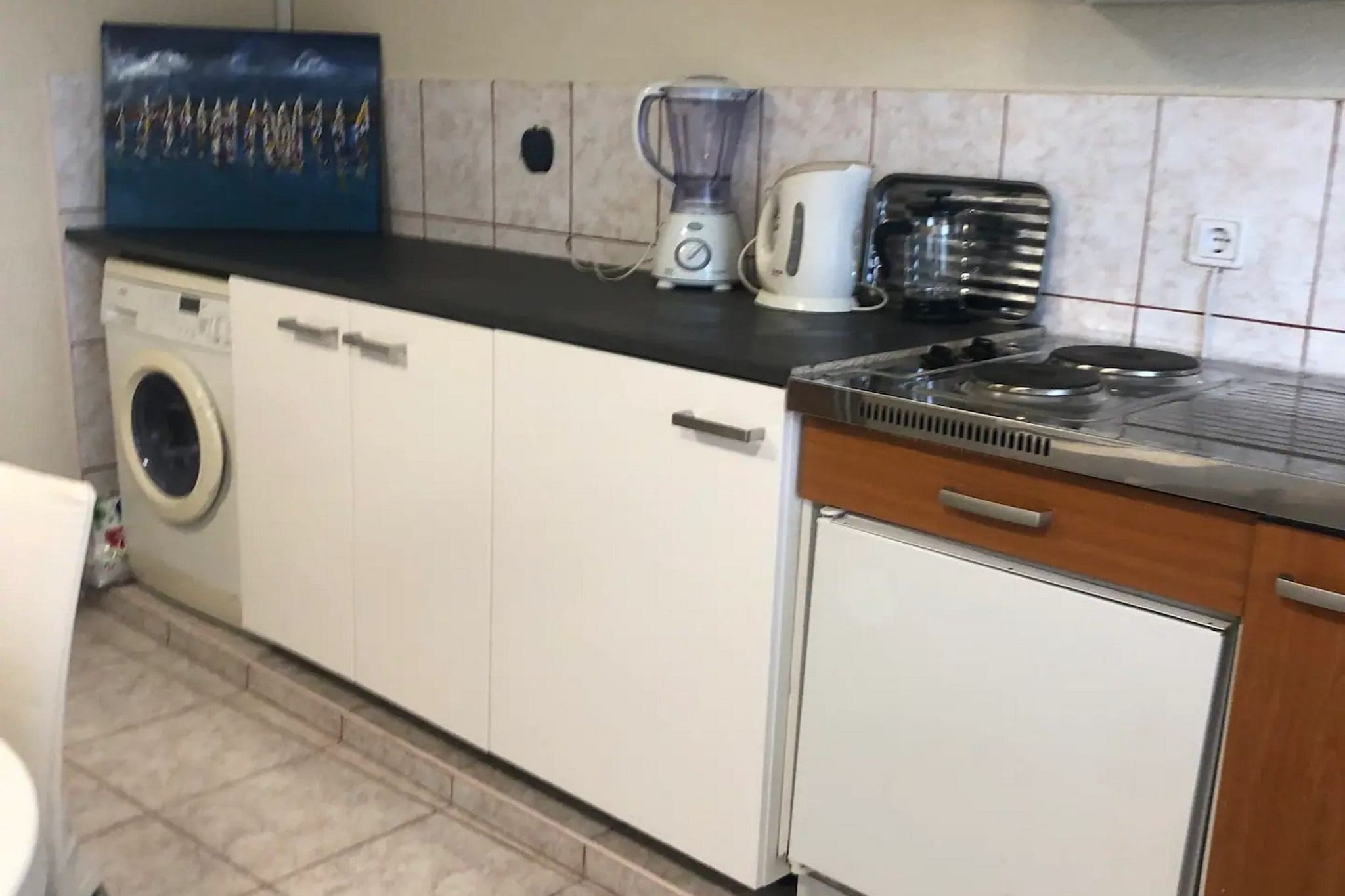 Coastal Charm in Kaštel Kambelovac with Terrace & Sea Views - Three Bedroom Holiday Home-Cuisine