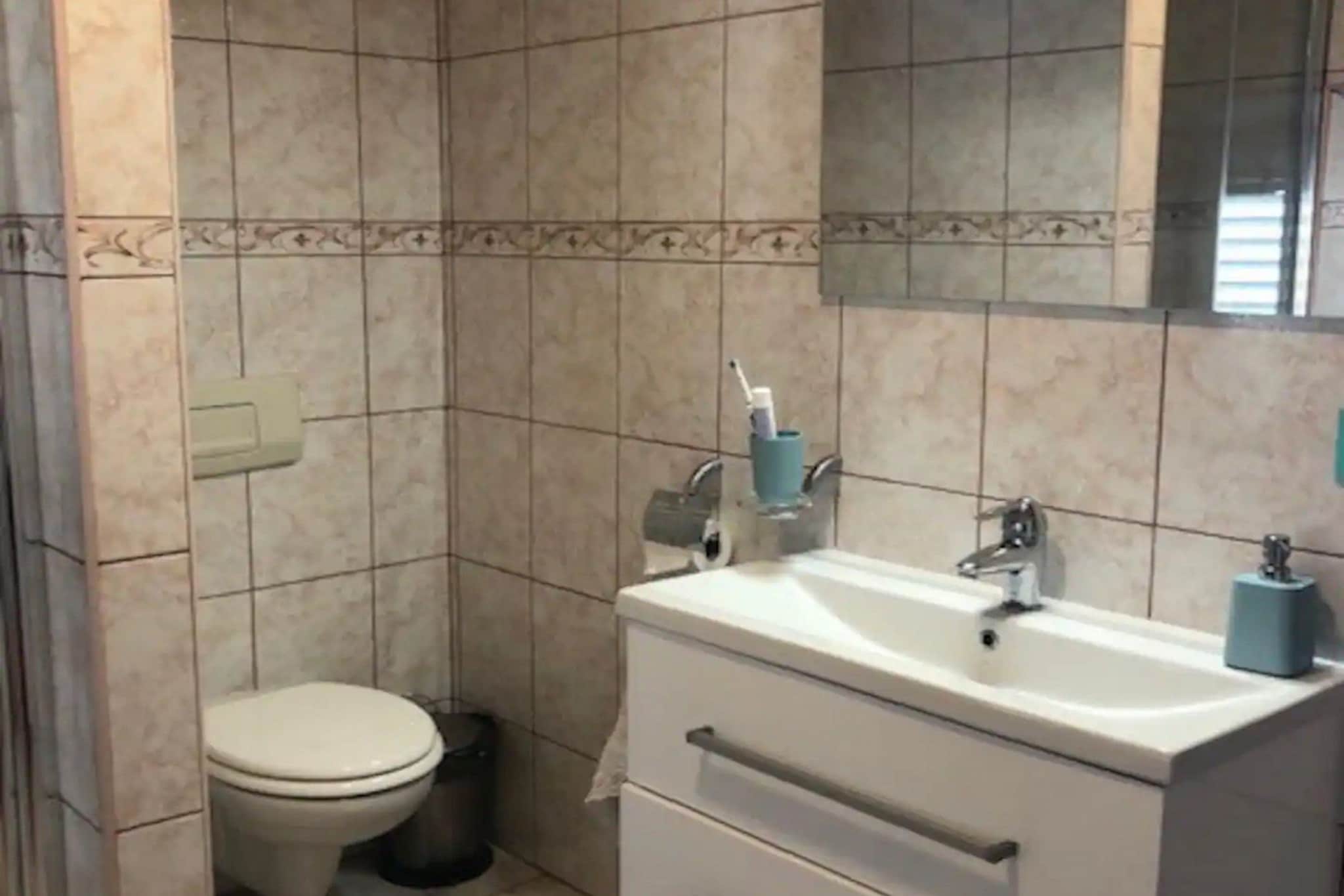 Coastal Charm in Kaštel Kambelovac with Terrace & Sea Views - Three Bedroom Holiday Home-Salle de bain