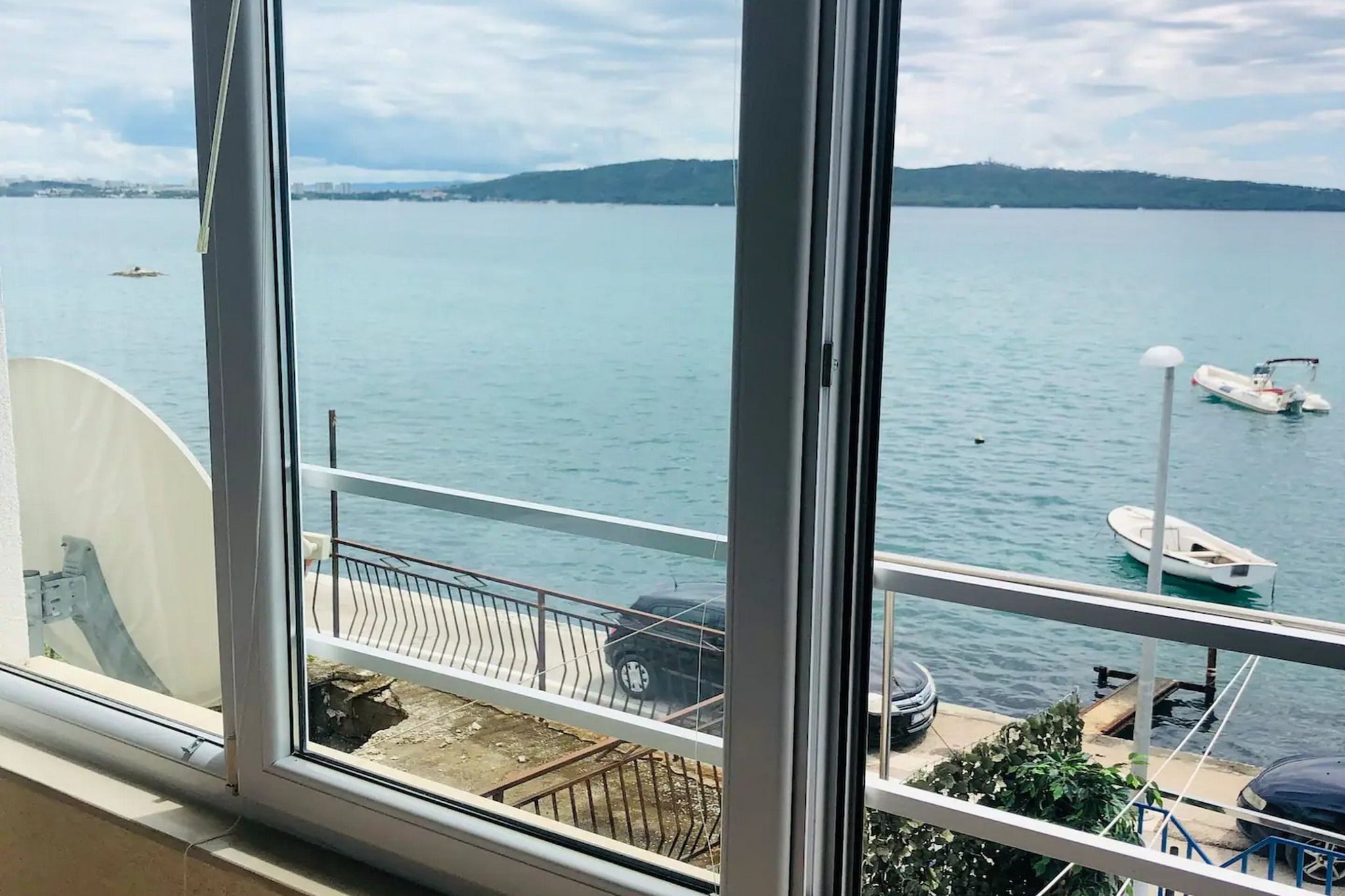 Coastal Charm in Kaštel Kambelovac with Terrace & Sea Views - Three Bedroom Holiday Home