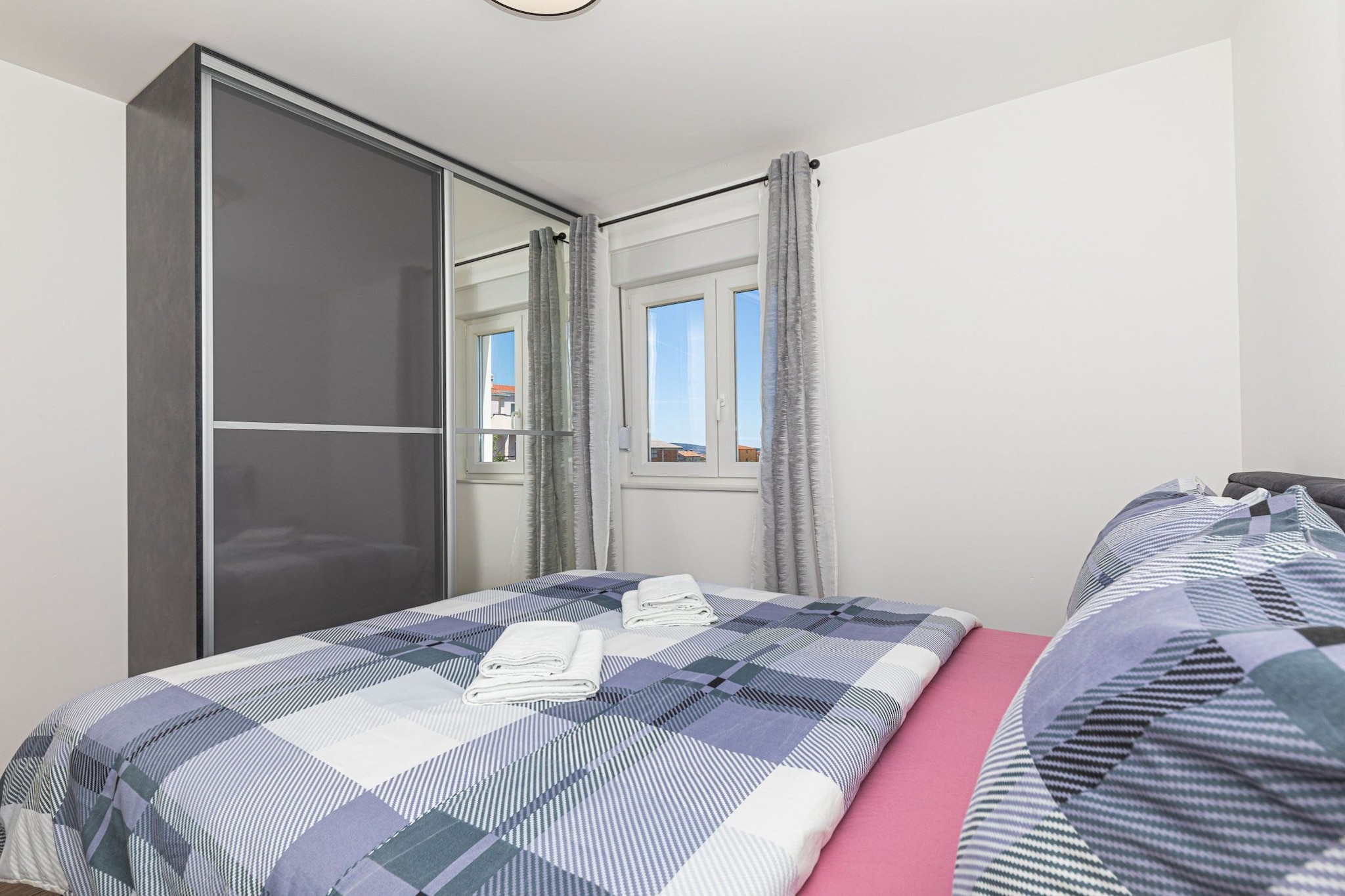 Elegant Kastel Novi Apartment with Sea View Balcony - Two Bedroom Apartment with Sea View and Balcony-Schlafzimmer