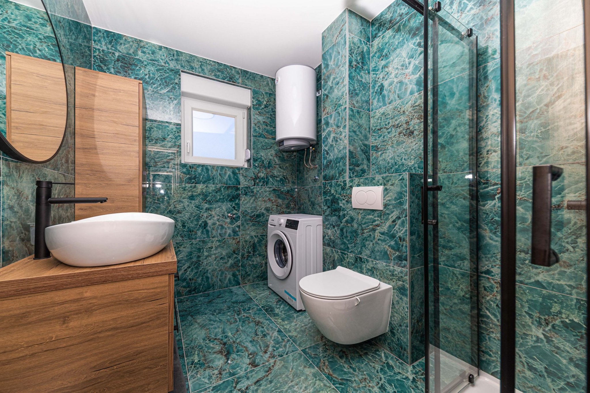 Elegant Kastel Novi Apartment with Sea View Balcony - Two Bedroom Apartment with Sea View and Balcony-Badezimmer