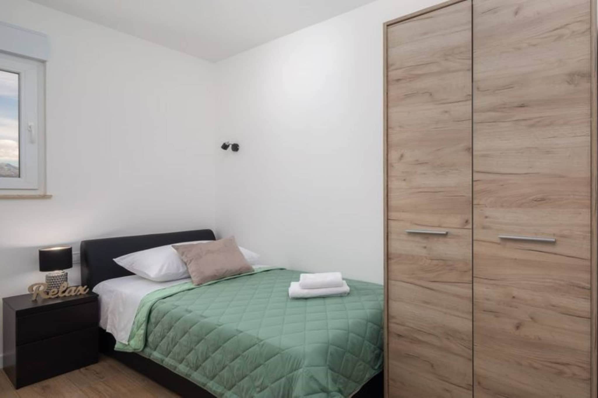 Shimmering Sea Apartment with Terrace - Four Bedroom Apartment with Terrace-Chambre