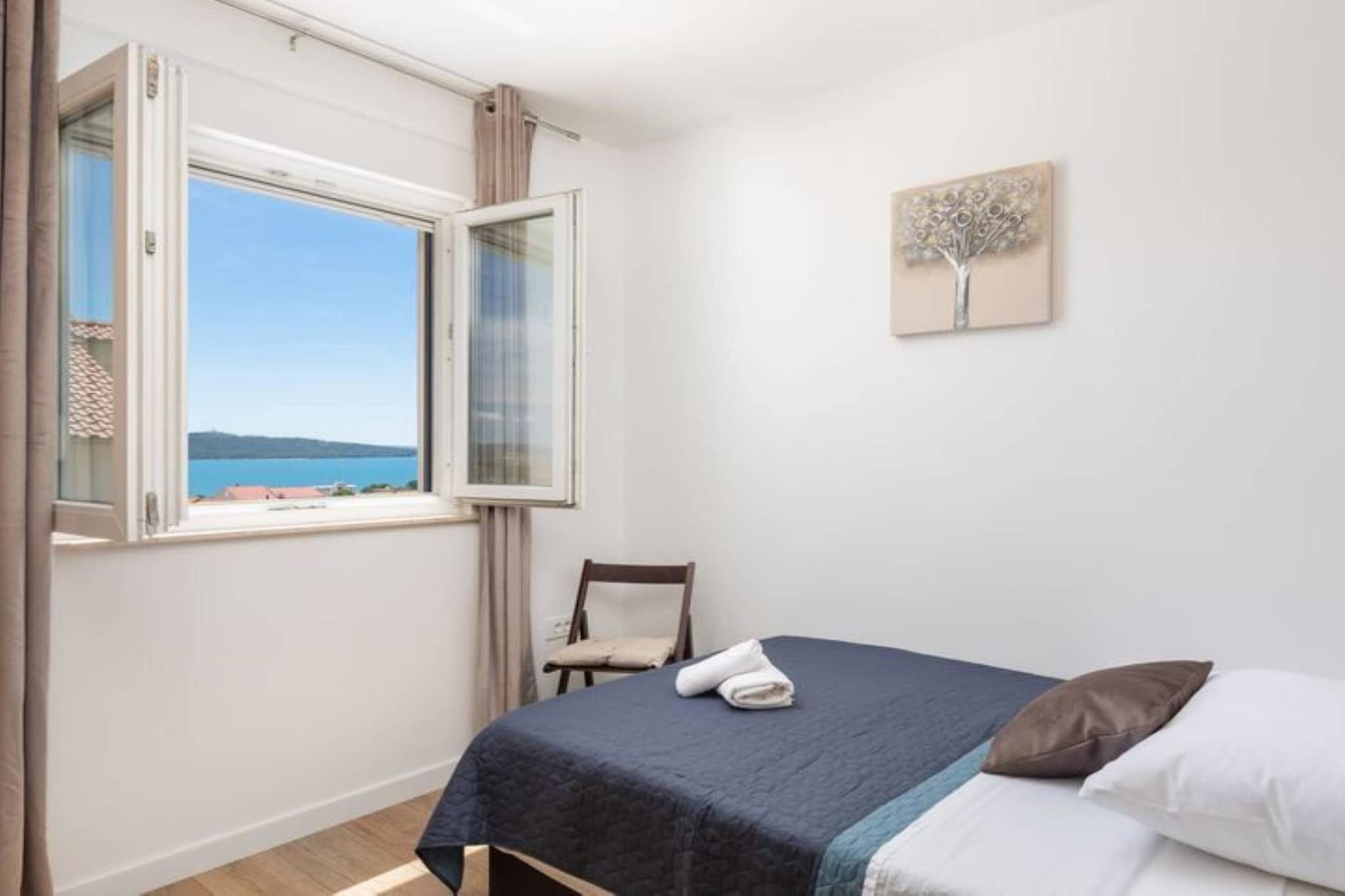 Shimmering Sea Apartment with Terrace - Four Bedroom Apartment with Terrace-Chambre