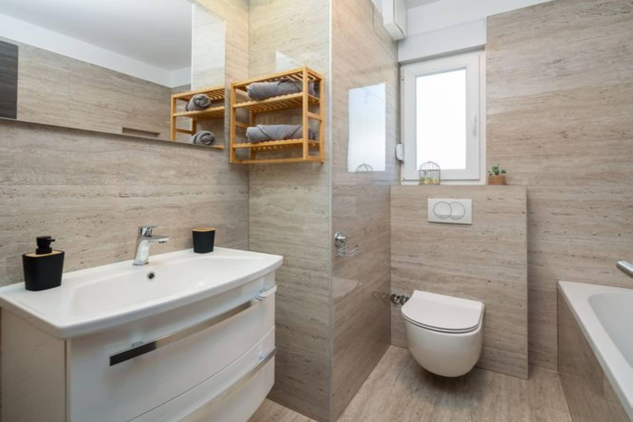 Shimmering Sea Apartment with Terrace - Four Bedroom Apartment with Terrace-Salle de bain